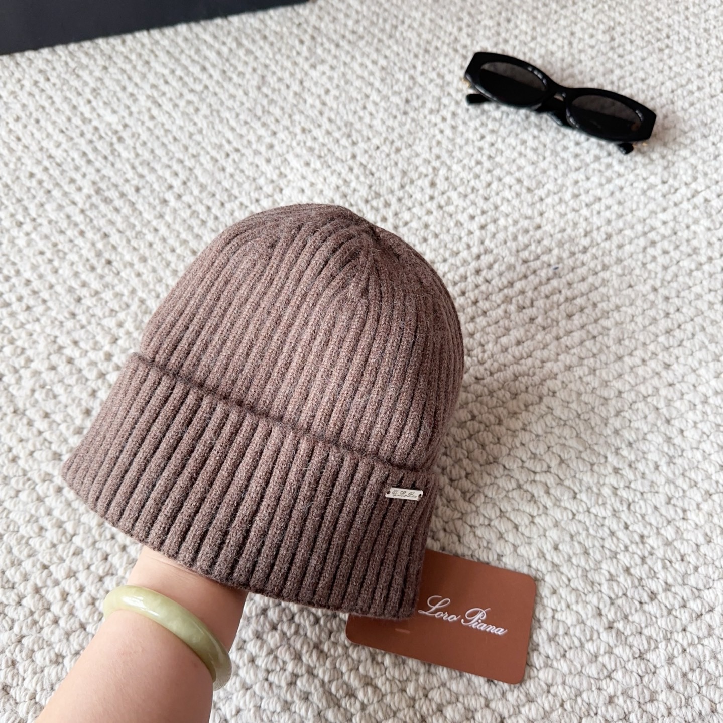 LP秋冬款翻边羊毛针织毛线帽这款必定是极简主义的最爱干净，利索，时尚百搭，绝对不挑脸型！属于时尚经典的万