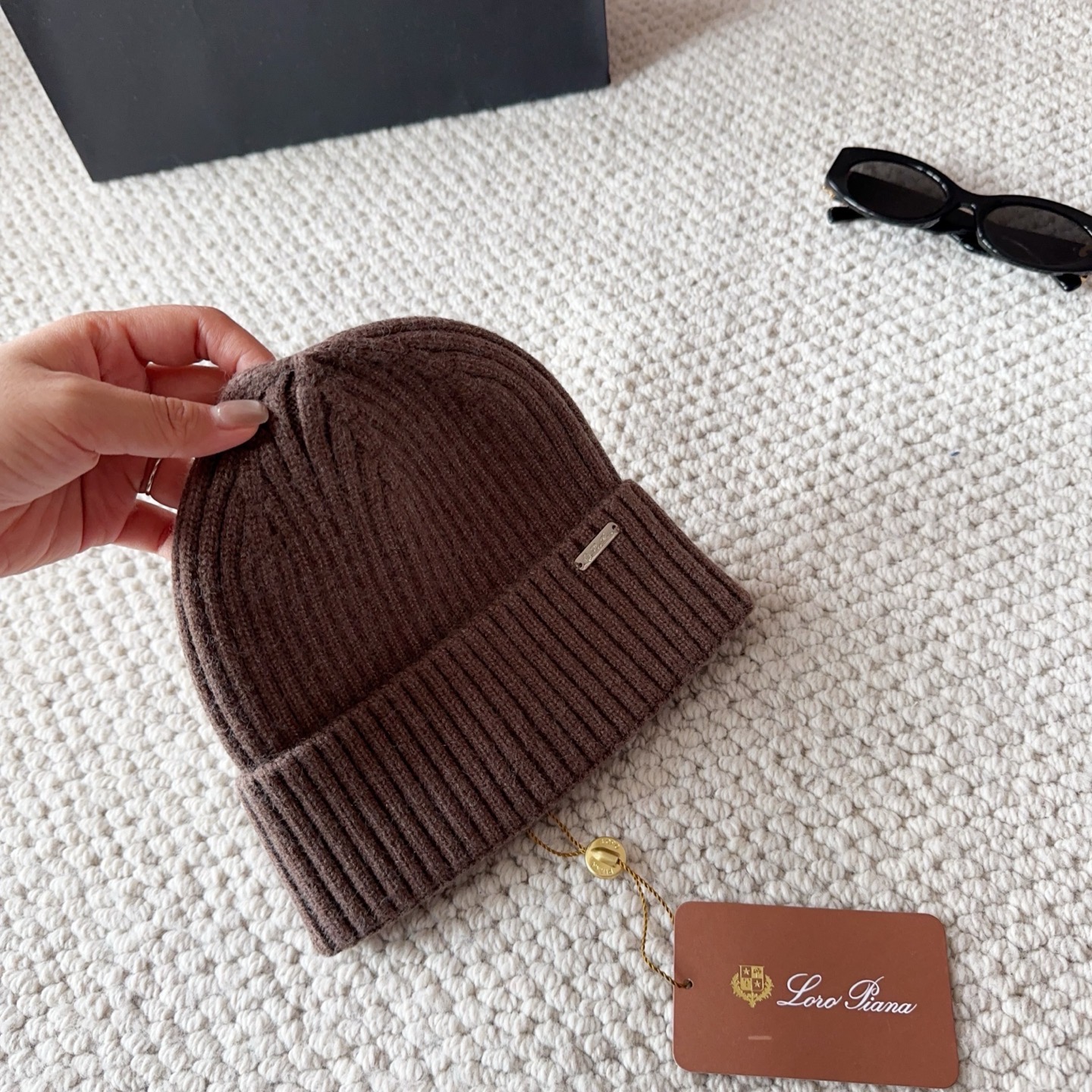 LP秋冬款翻边羊毛针织毛线帽这款必定是极简主义的最爱干净，利索，时尚百搭，绝对不挑脸型！属于时尚经典的万