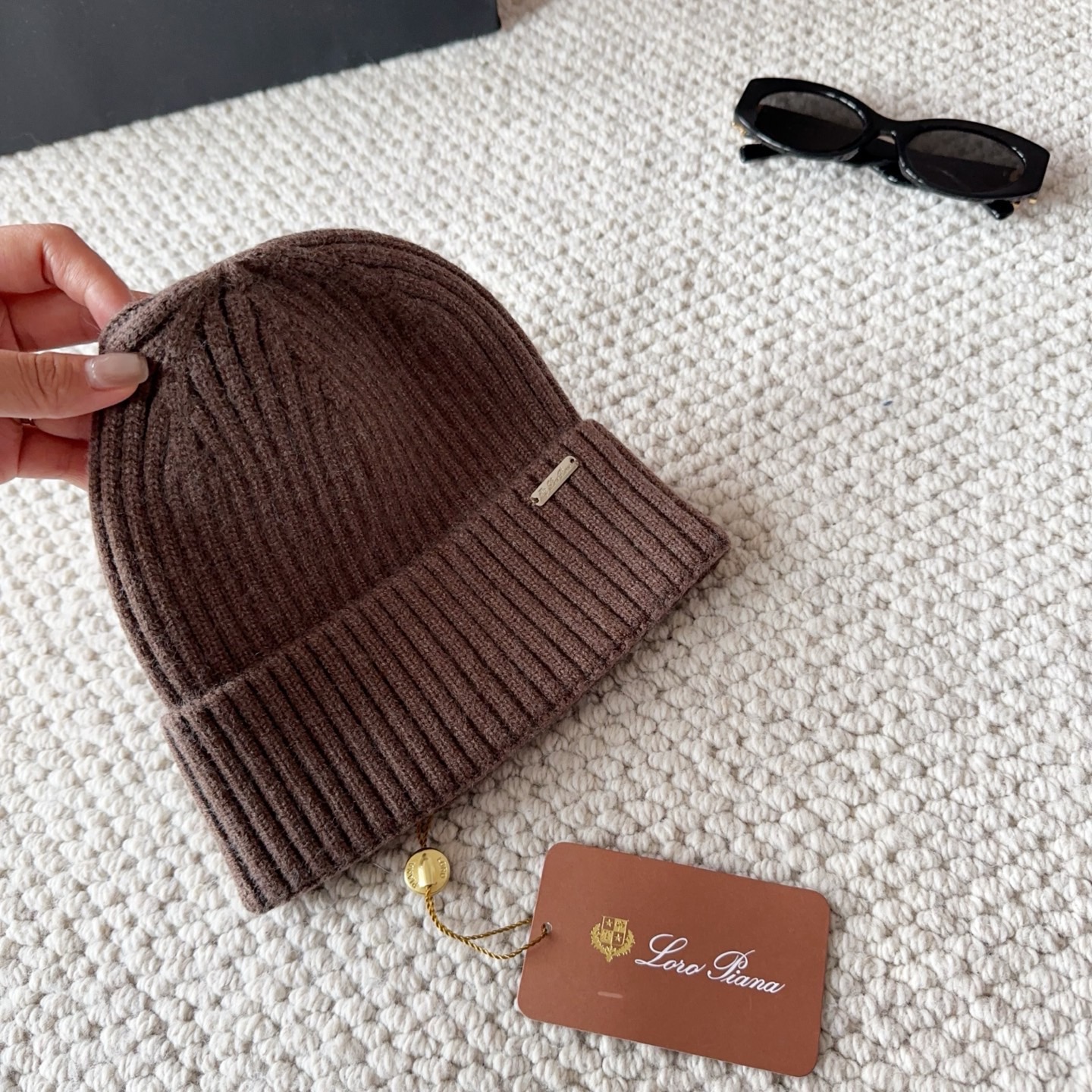 LP秋冬款翻边羊毛针织毛线帽这款必定是极简主义的最爱干净，利索，时尚百搭，绝对不挑脸型！属于时尚经典的万