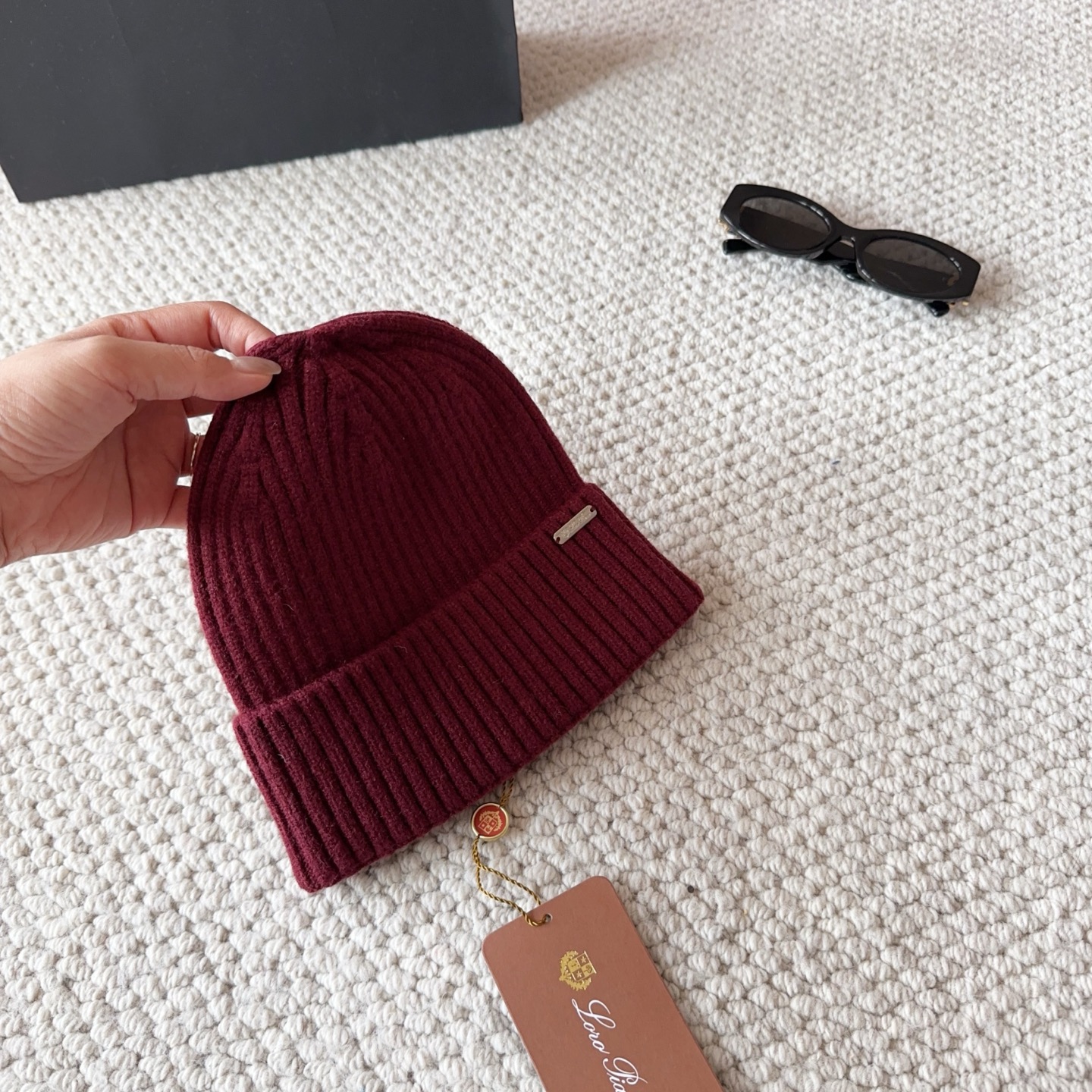 LP秋冬款翻边羊毛针织毛线帽这款必定是极简主义的最爱干净，利索，时尚百搭，绝对不挑脸型！属于时尚经典的万