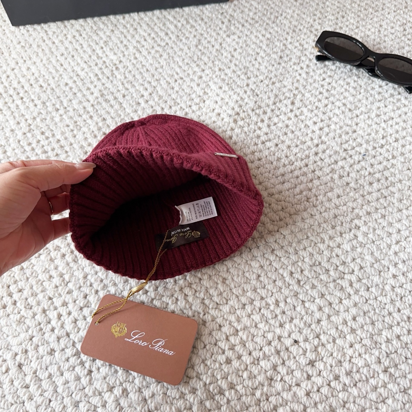 LP秋冬款翻边羊毛针织毛线帽这款必定是极简主义的最爱干净，利索，时尚百搭，绝对不挑脸型！属于时尚经典的万