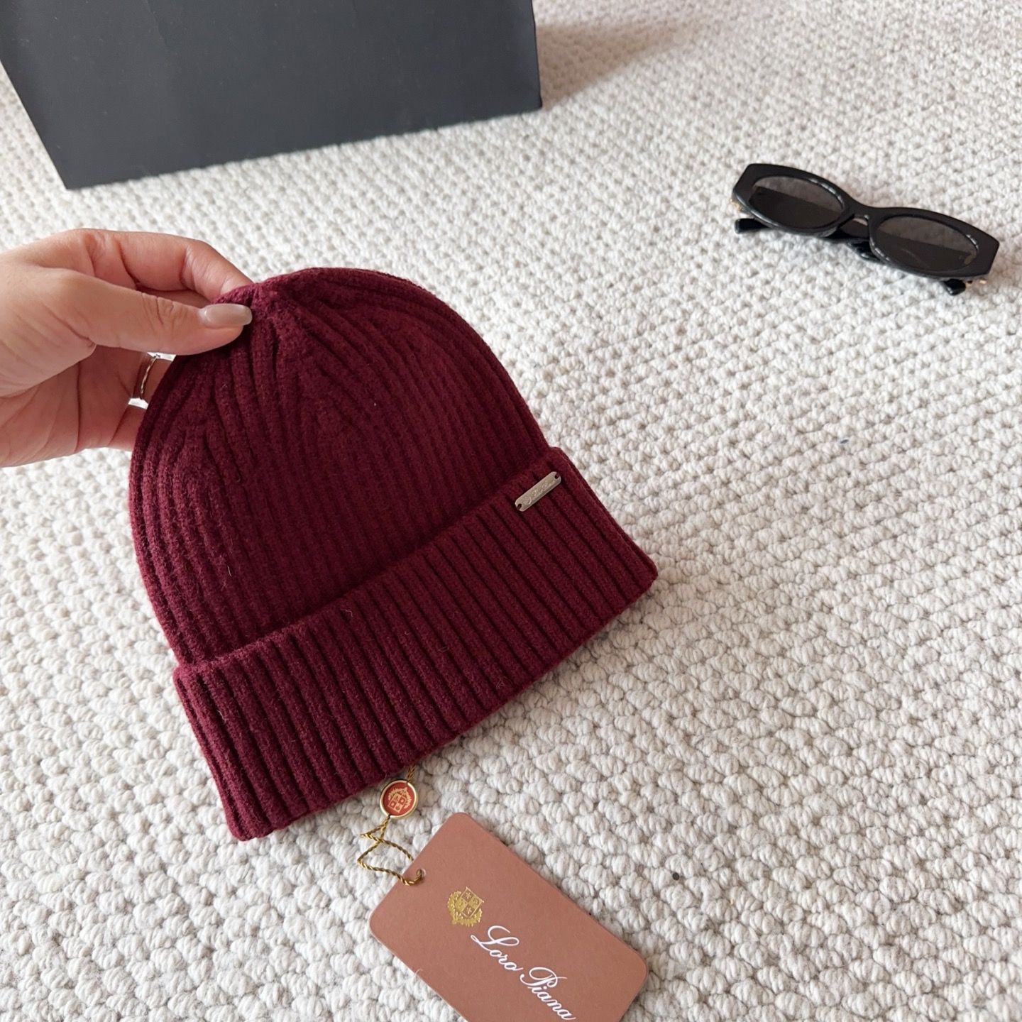 LP秋冬款翻边羊毛针织毛线帽这款必定是极简主义的最爱干净，利索，时尚百搭，绝对不挑脸型！属于时尚经典的万