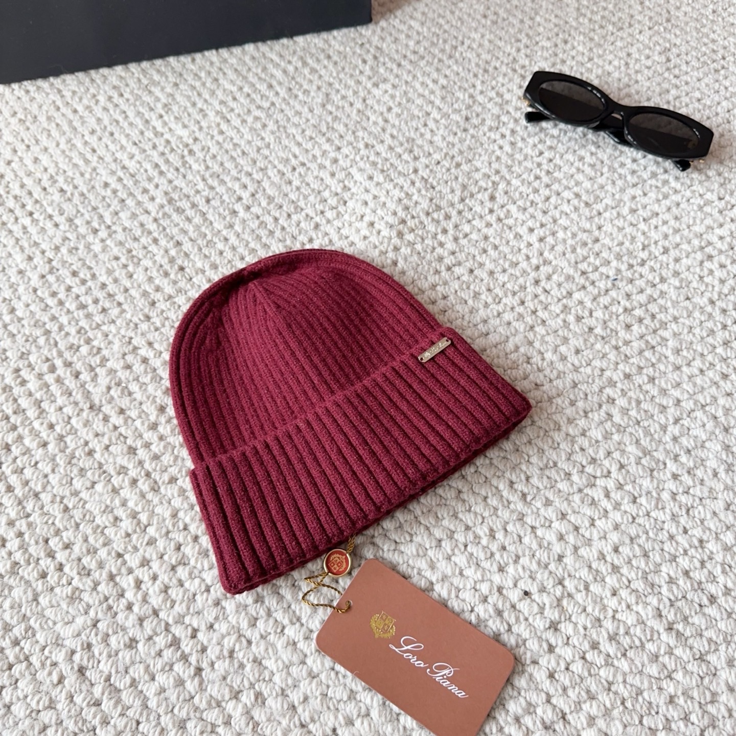 LP秋冬款翻边羊毛针织毛线帽这款必定是极简主义的最爱干净，利索，时尚百搭，绝对不挑脸型！属于时尚经典的万