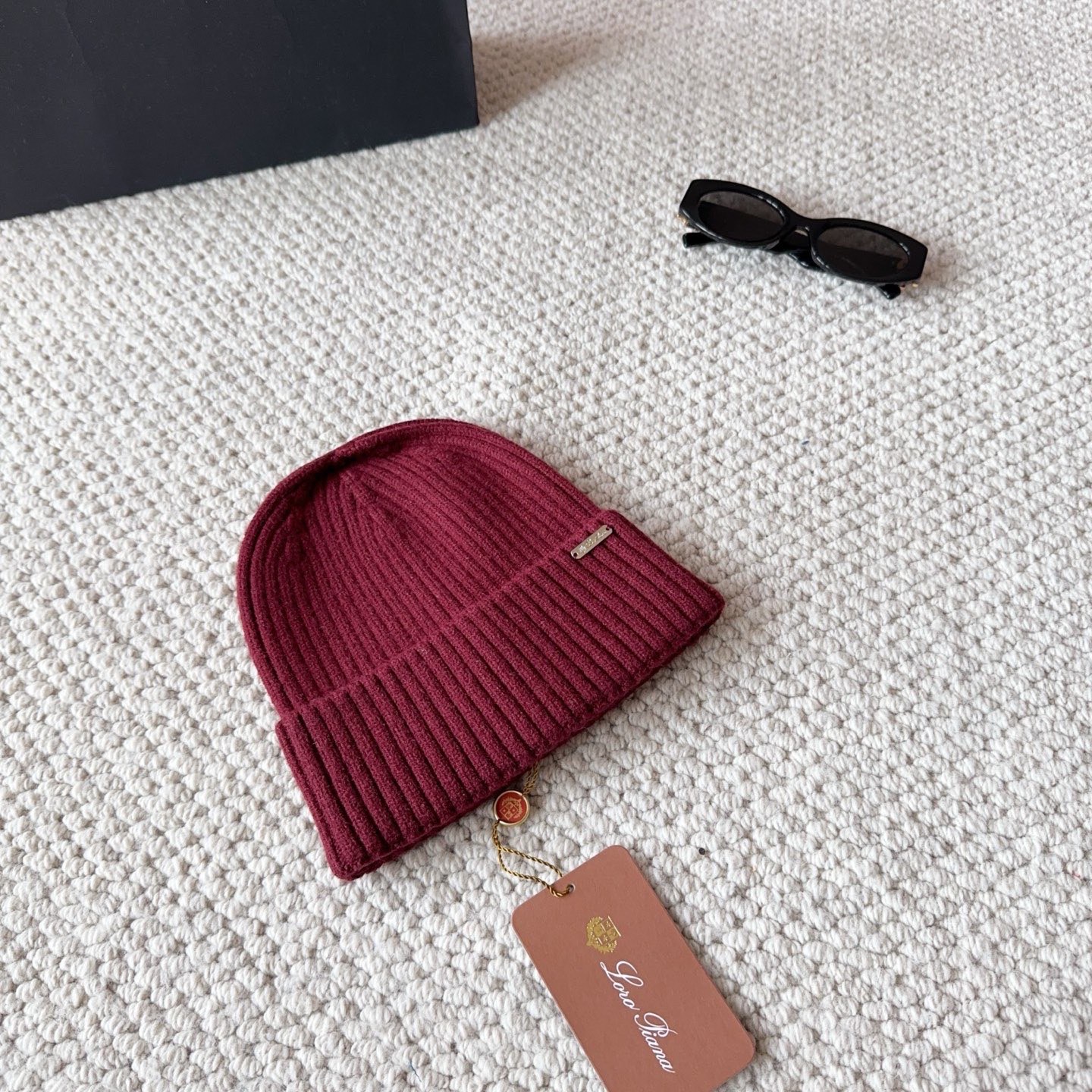 LP秋冬款翻边羊毛针织毛线帽这款必定是极简主义的最爱干净，利索，时尚百搭，绝对不挑脸型！属于时尚经典的万