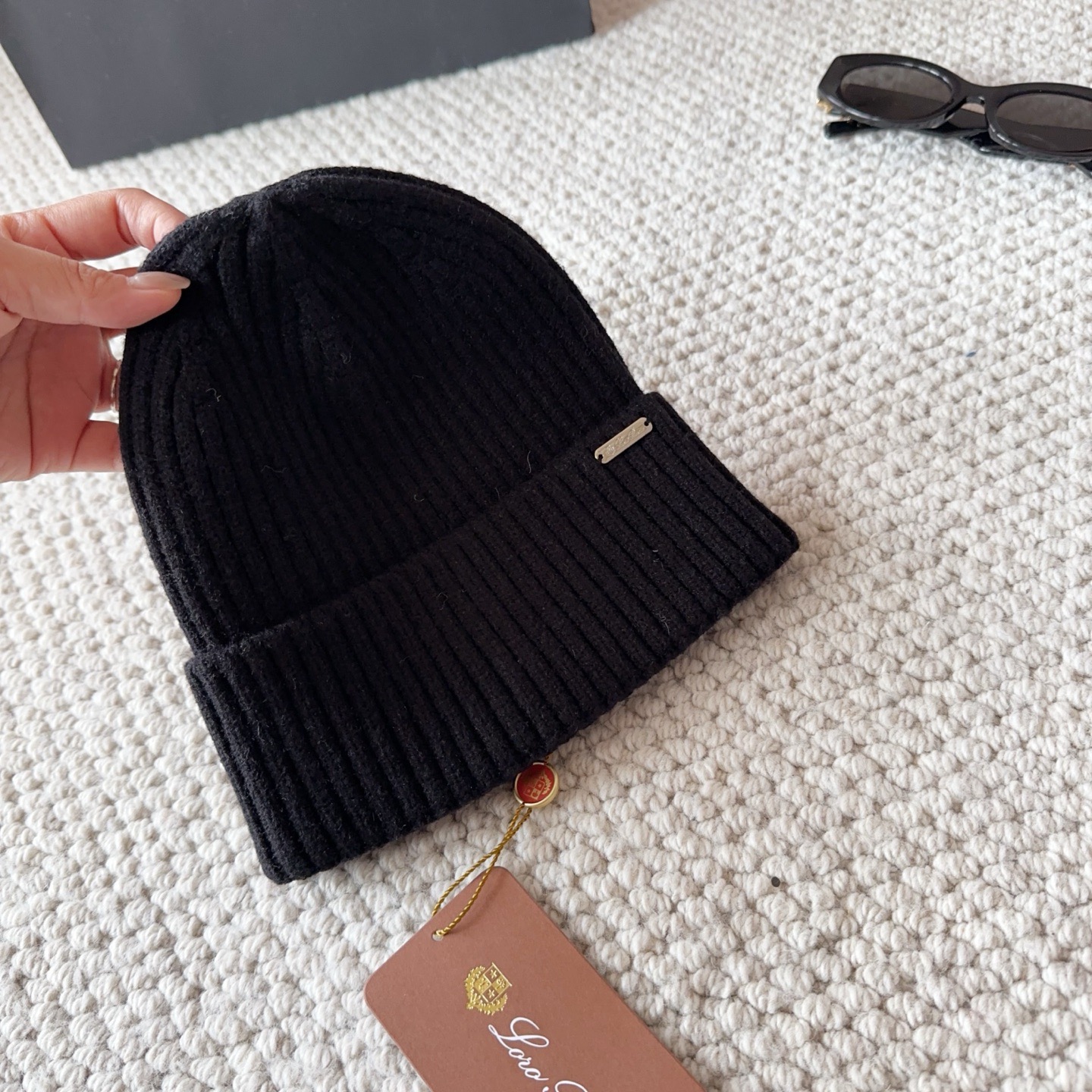 LP秋冬款翻边羊毛针织毛线帽这款必定是极简主义的最爱干净，利索，时尚百搭，绝对不挑脸型！属于时尚经典的万