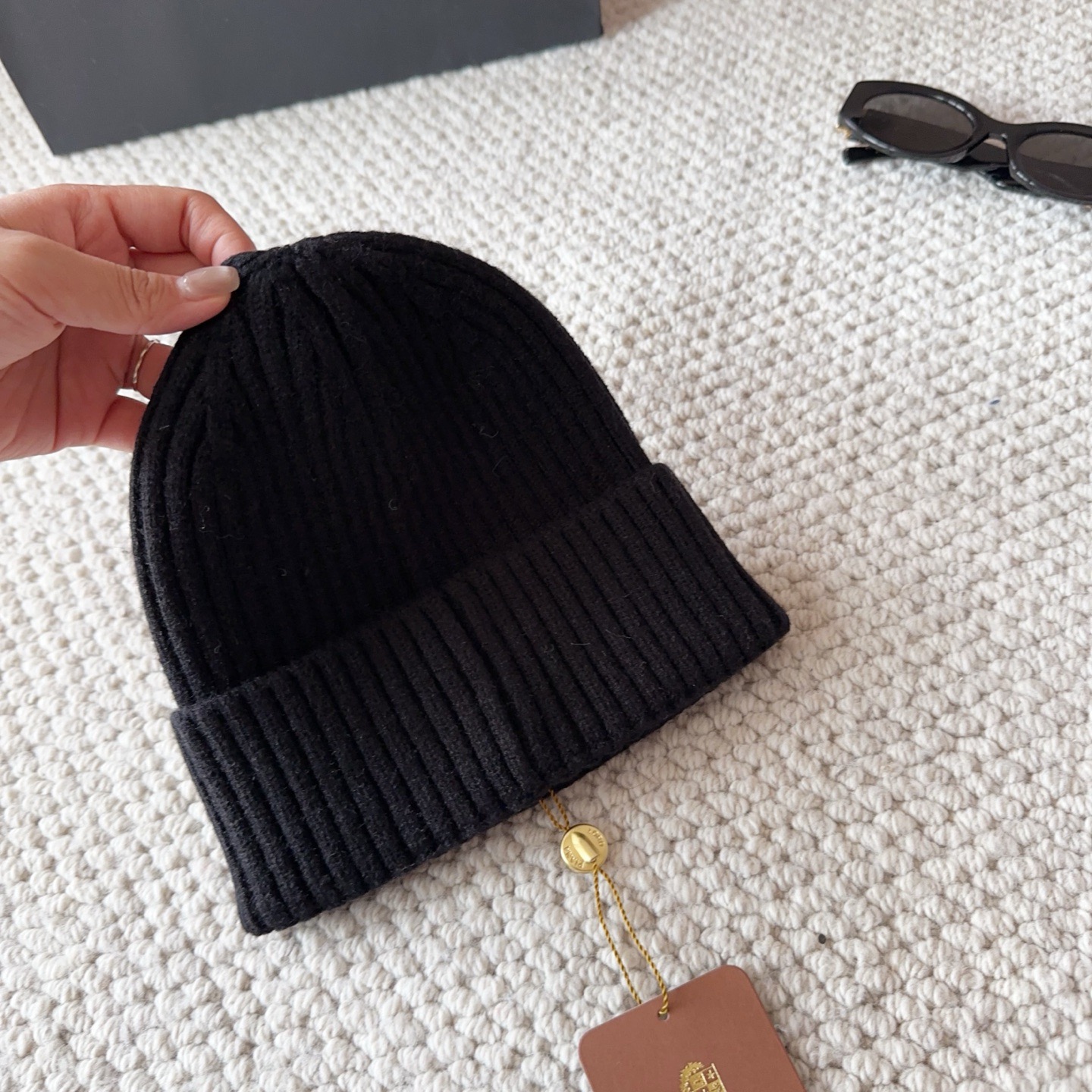 LP秋冬款翻边羊毛针织毛线帽这款必定是极简主义的最爱干净，利索，时尚百搭，绝对不挑脸型！属于时尚经典的万