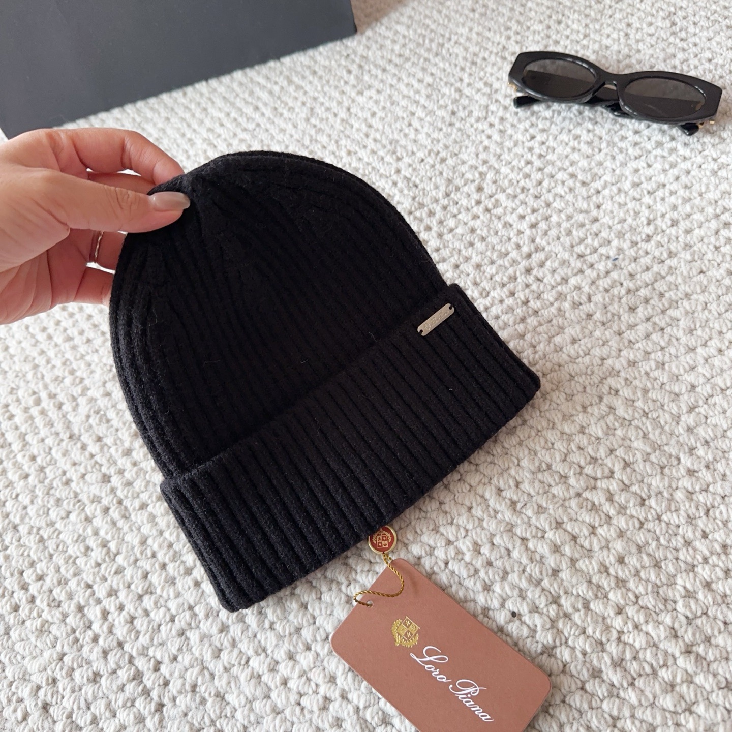 LP秋冬款翻边羊毛针织毛线帽这款必定是极简主义的最爱干净，利索，时尚百搭，绝对不挑脸型！属于时尚经典的万