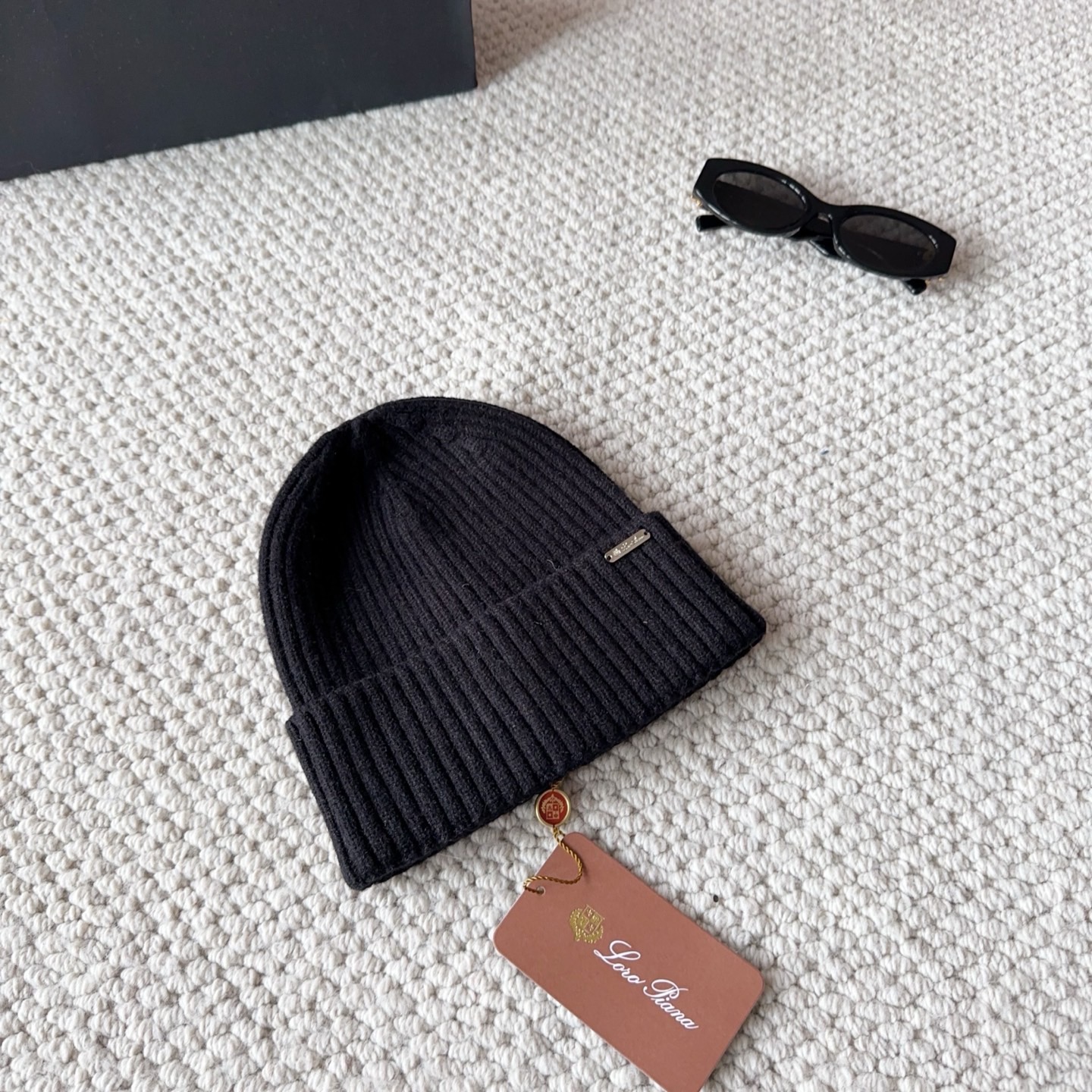 LP秋冬款翻边羊毛针织毛线帽这款必定是极简主义的最爱干净，利索，时尚百搭，绝对不挑脸型！属于时尚经典的万