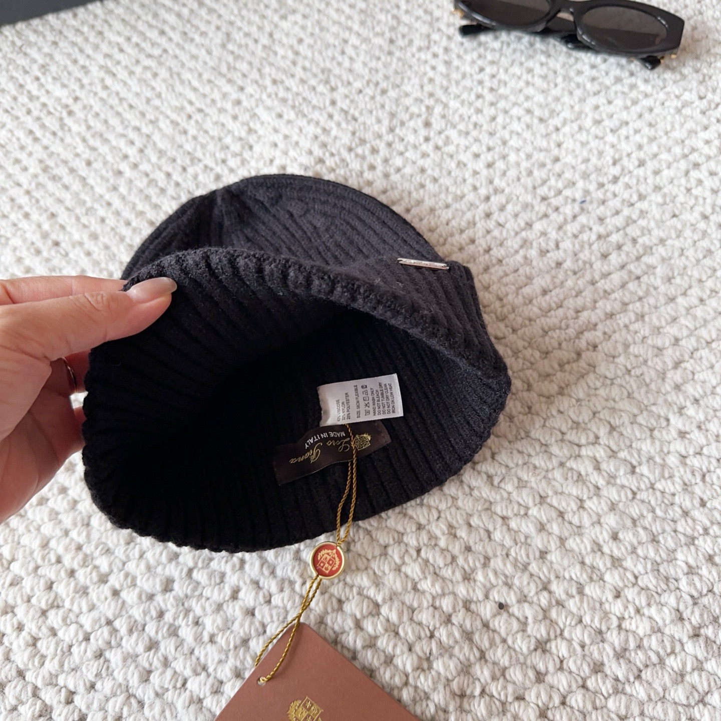 LP秋冬款翻边羊毛针织毛线帽这款必定是极简主义的最爱干净，利索，时尚百搭，绝对不挑脸型！属于时尚经典的万