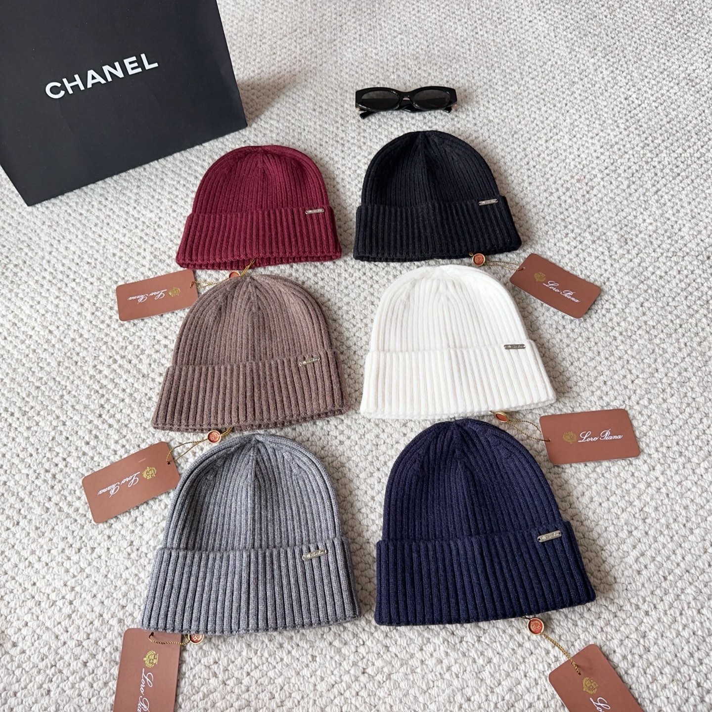 LP秋冬款翻边羊毛针织毛线帽这款必定是极简主义的最爱干净，利索，时尚百搭，绝对不挑脸型！属于时尚经典的万