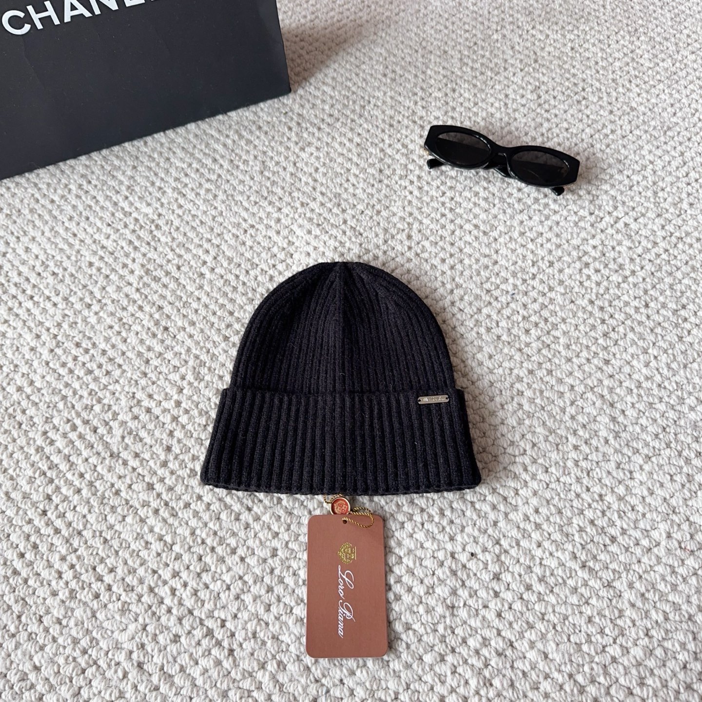 LP秋冬款翻边羊毛针织毛线帽这款必定是极简主义的最爱干净，利索，时尚百搭，绝对不挑脸型！属于时尚经典的万