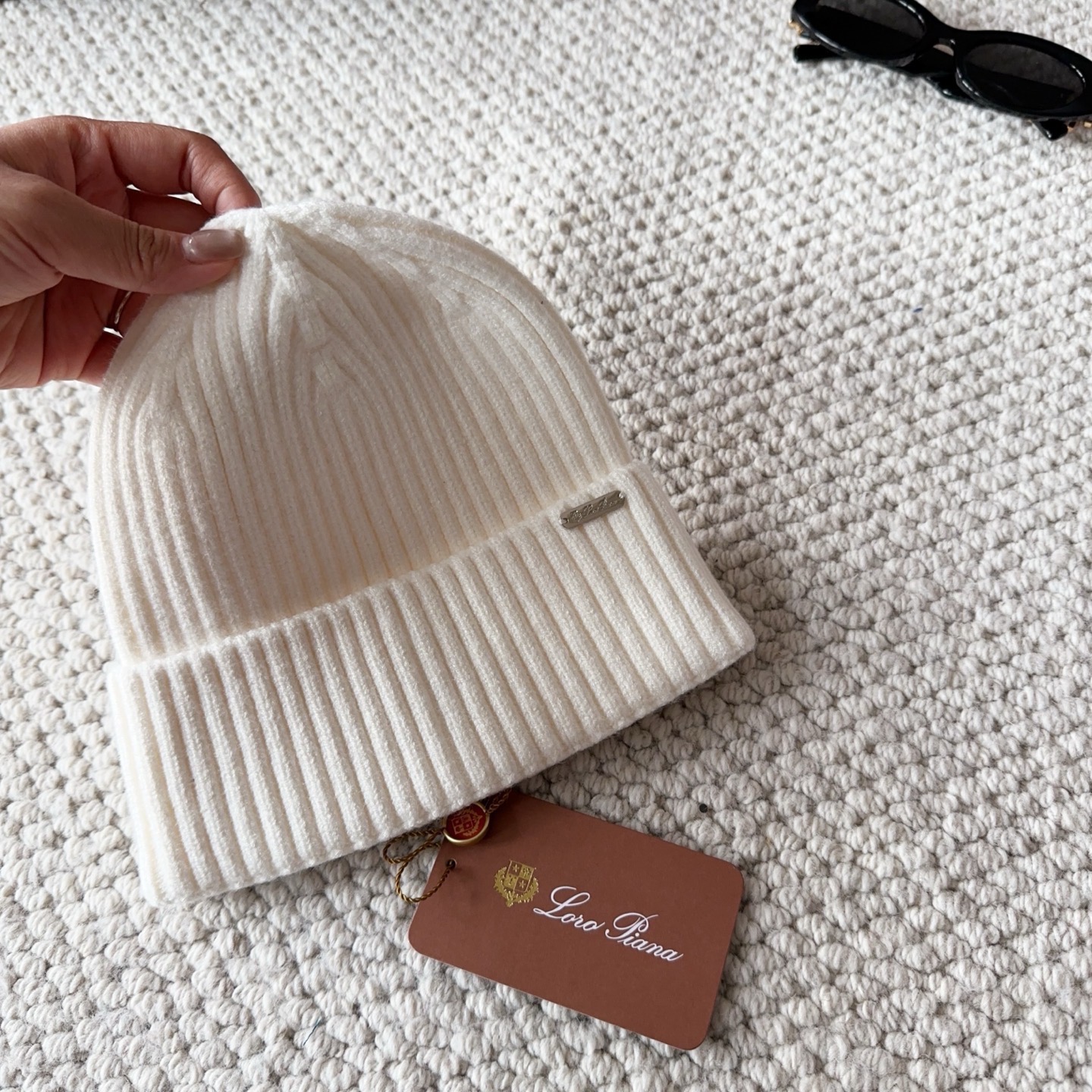 LP秋冬款翻边羊毛针织毛线帽这款必定是极简主义的最爱干净，利索，时尚百搭，绝对不挑脸型！属于时尚经典的万