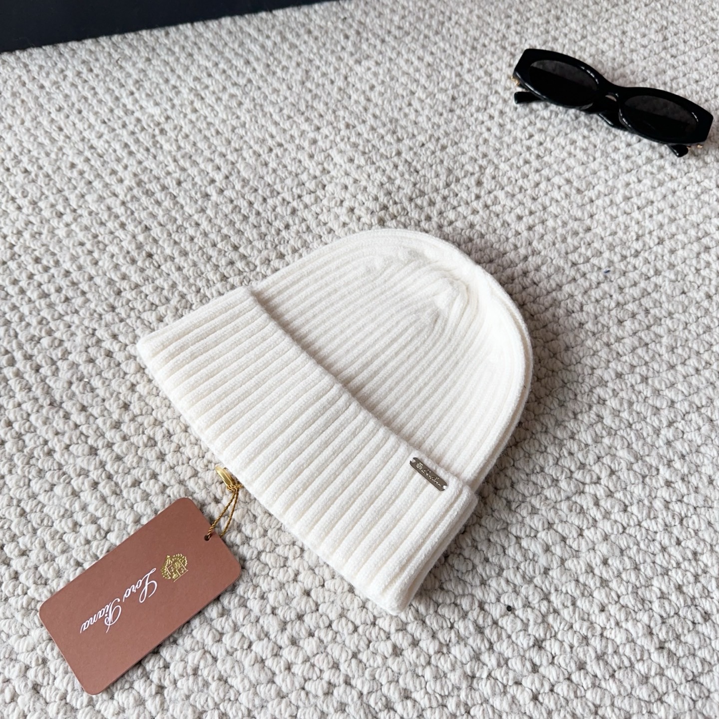 LP秋冬款翻边羊毛针织毛线帽这款必定是极简主义的最爱干净，利索，时尚百搭，绝对不挑脸型！属于时尚经典的万