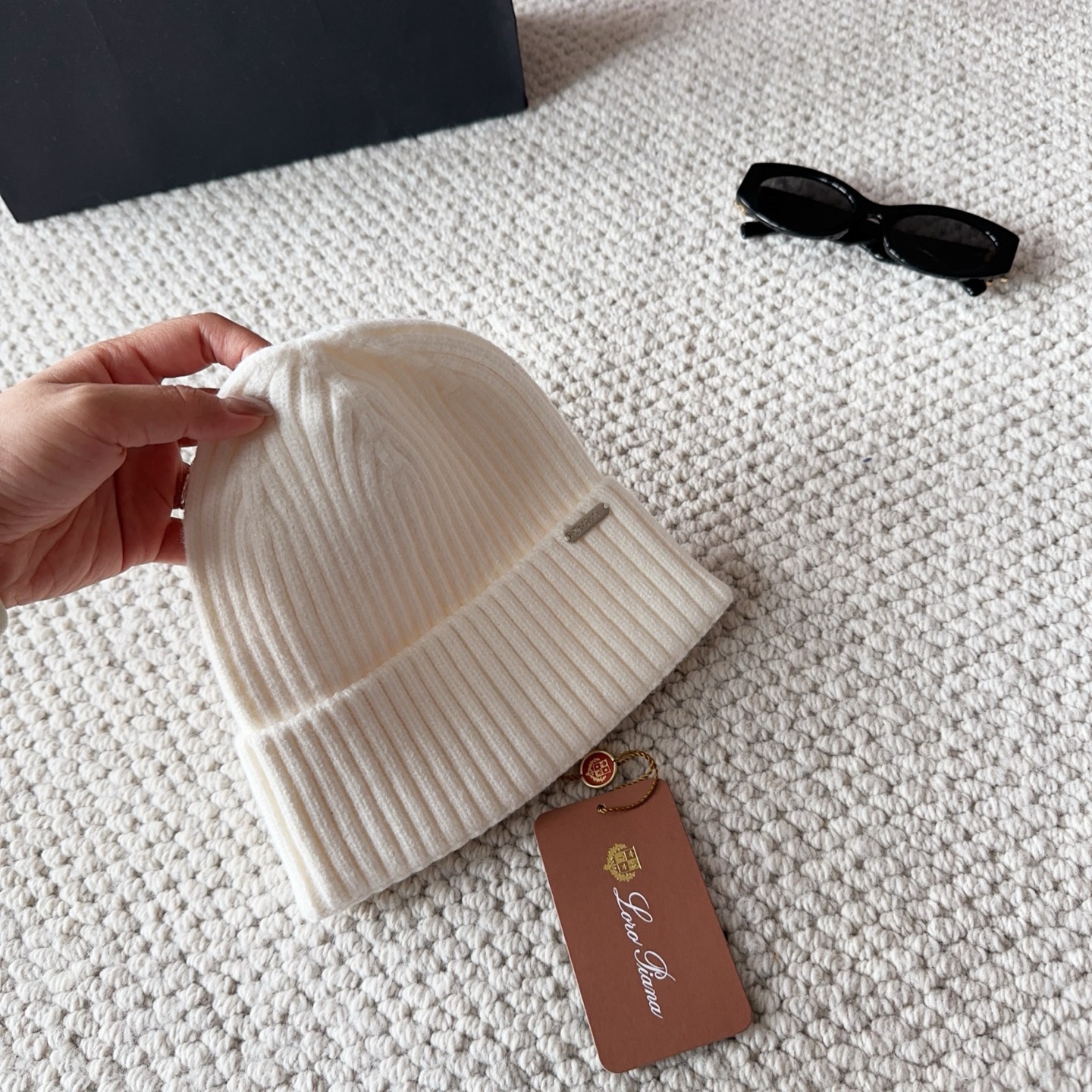 LP秋冬款翻边羊毛针织毛线帽这款必定是极简主义的最爱干净，利索，时尚百搭，绝对不挑脸型！属于时尚经典的万