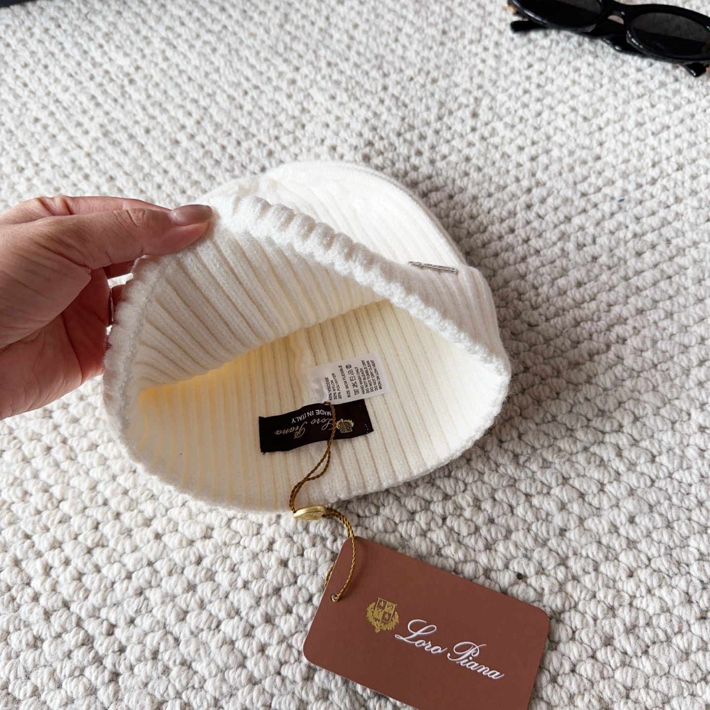 LP秋冬款翻边羊毛针织毛线帽这款必定是极简主义的最爱干净，利索，时尚百搭，绝对不挑脸型！属于时尚经典的万