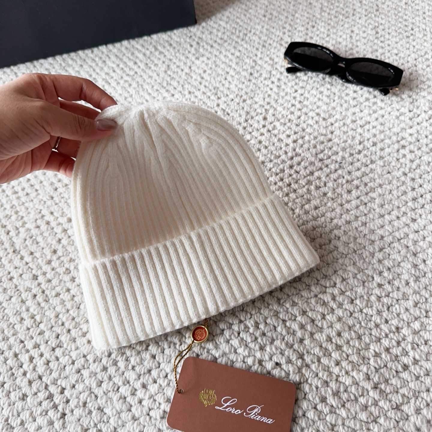 LP秋冬款翻边羊毛针织毛线帽这款必定是极简主义的最爱干净，利索，时尚百搭，绝对不挑脸型！属于时尚经典的万