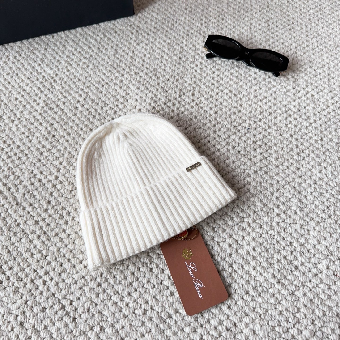 LP秋冬款翻边羊毛针织毛线帽这款必定是极简主义的最爱干净，利索，时尚百搭，绝对不挑脸型！属于时尚经典的万