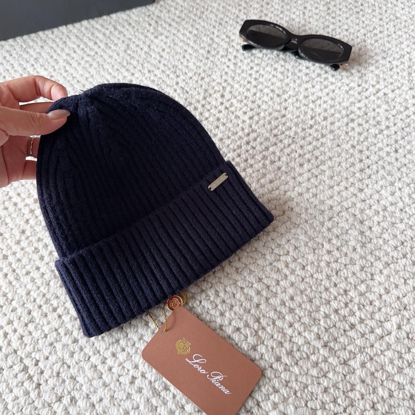 LP秋冬款翻边羊毛针织毛线帽这款必定是极简主义的最爱干净，利索，时尚百搭，绝对不挑脸型！属于时尚经典的万