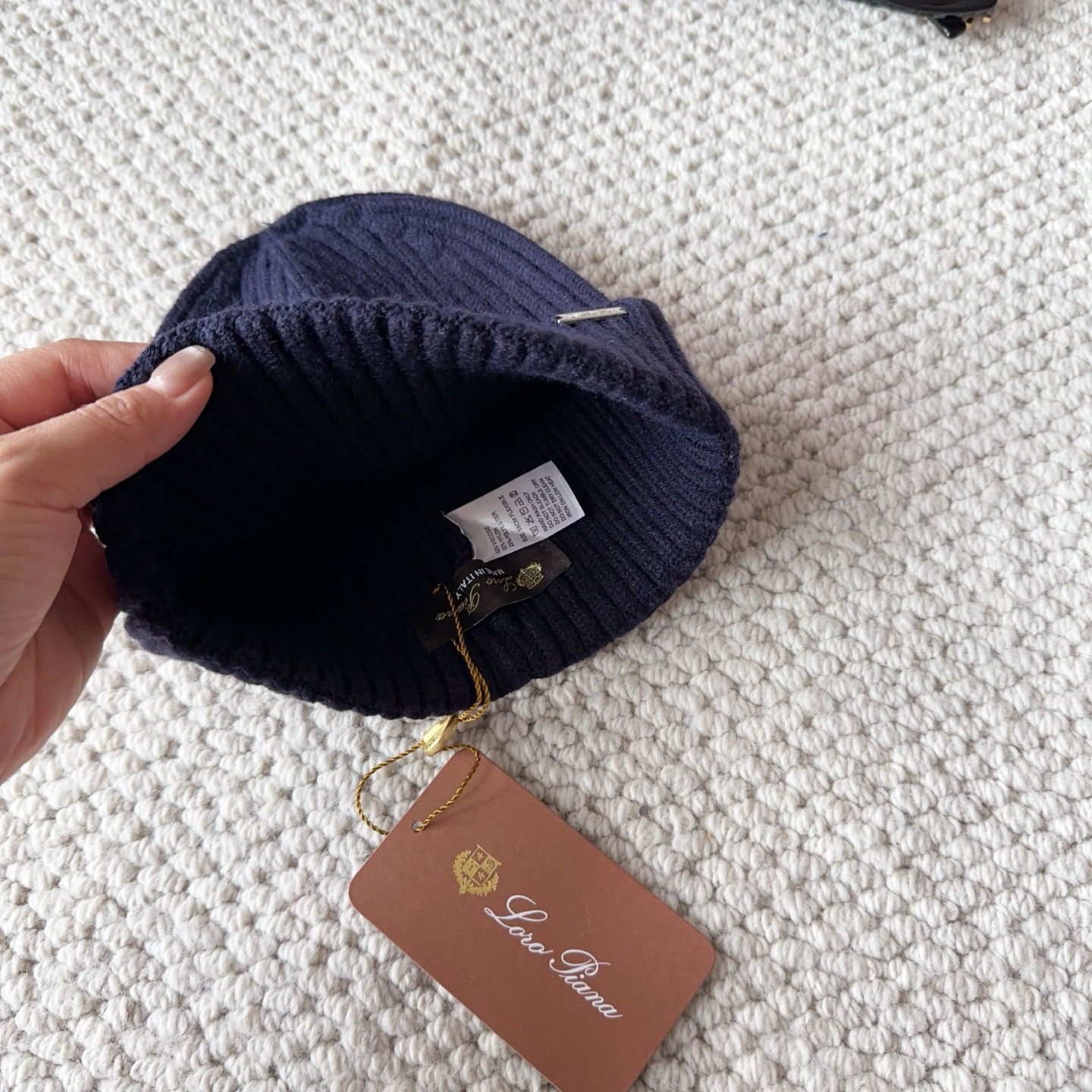 LP秋冬款翻边羊毛针织毛线帽这款必定是极简主义的最爱干净，利索，时尚百搭，绝对不挑脸型！属于时尚经典的万