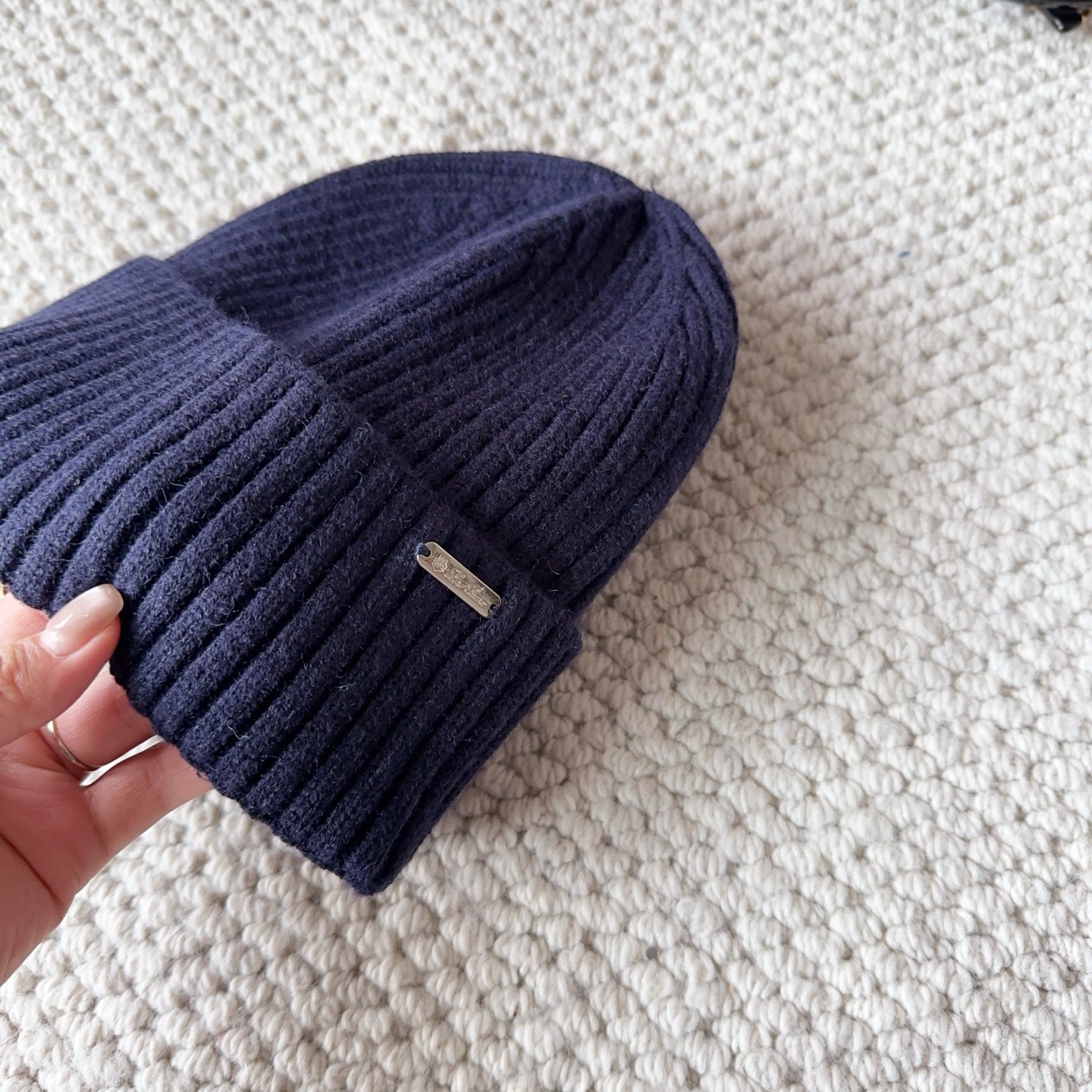 LP秋冬款翻边羊毛针织毛线帽这款必定是极简主义的最爱干净，利索，时尚百搭，绝对不挑脸型！属于时尚经典的万