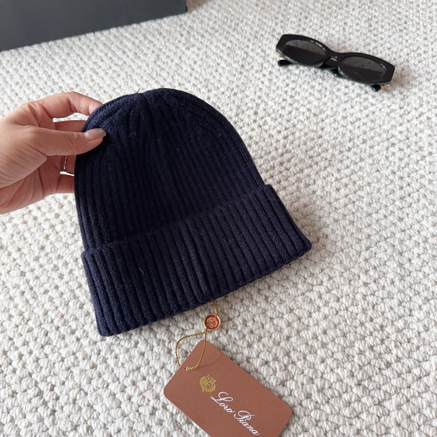 LP秋冬款翻边羊毛针织毛线帽这款必定是极简主义的最爱干净，利索，时尚百搭，绝对不挑脸型！属于时尚经典的万