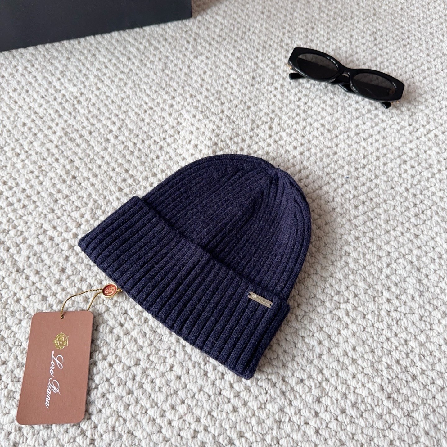 LP秋冬款翻边羊毛针织毛线帽这款必定是极简主义的最爱干净，利索，时尚百搭，绝对不挑脸型！属于时尚经典的万