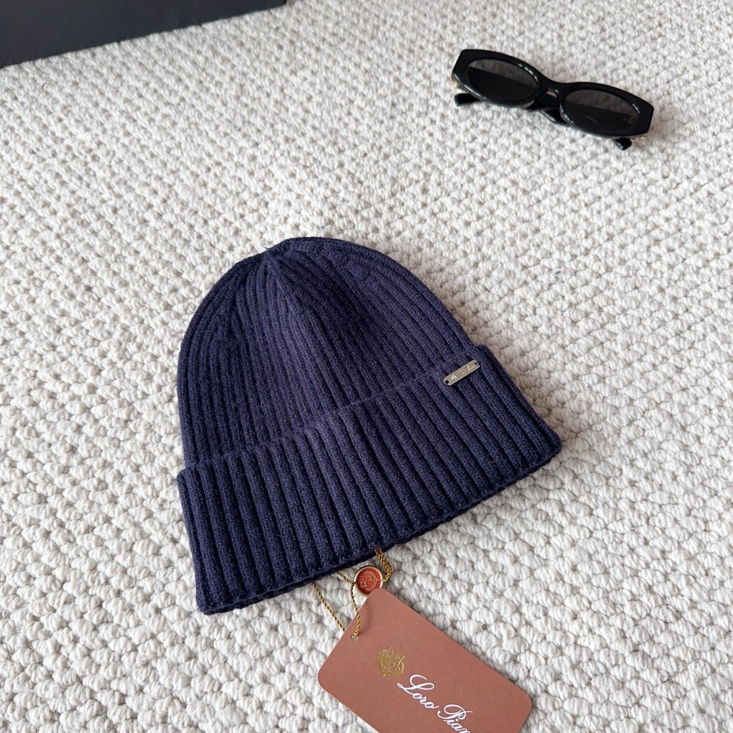 LP秋冬款翻边羊毛针织毛线帽这款必定是极简主义的最爱干净，利索，时尚百搭，绝对不挑脸型！属于时尚经典的万