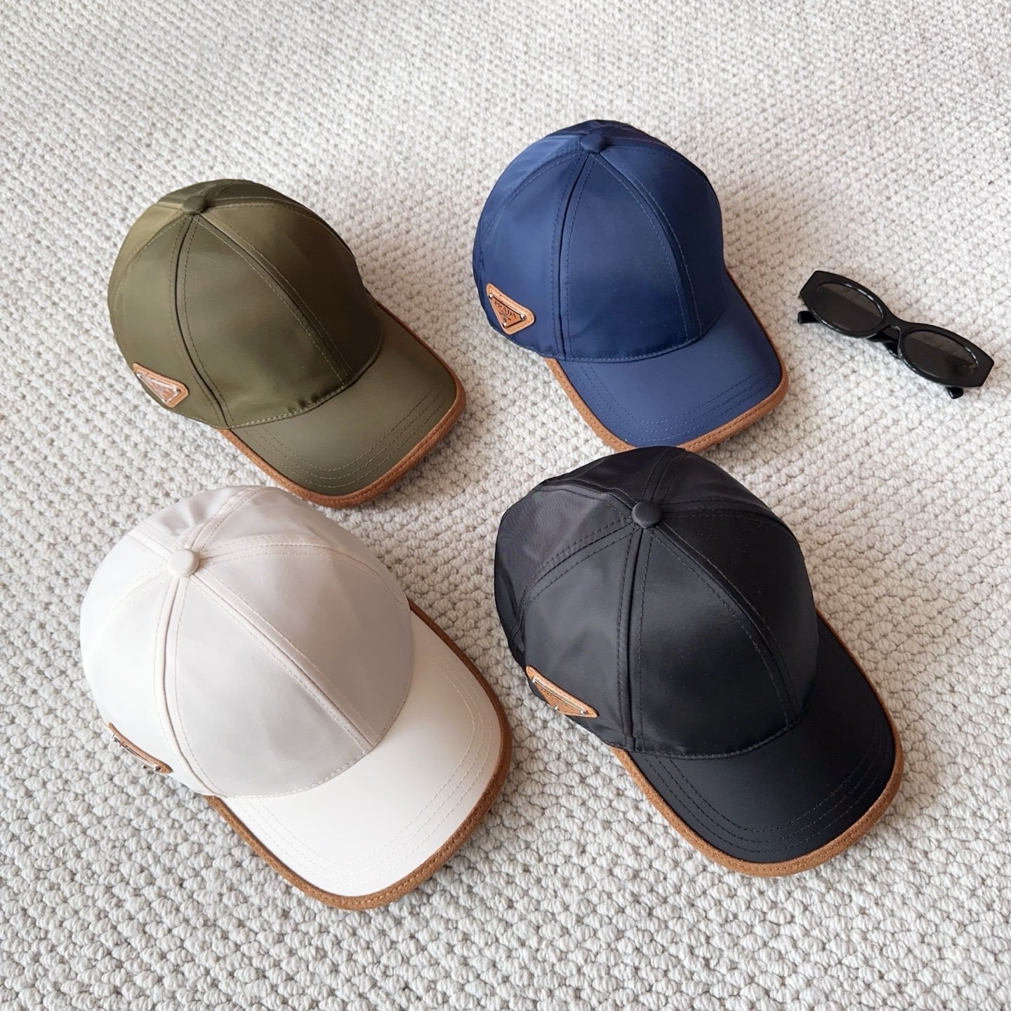 普拉达刺绣字母棒球帽设计感超强，让人耳目一新头型非常好，可以修饰各种头型，实力百搭款