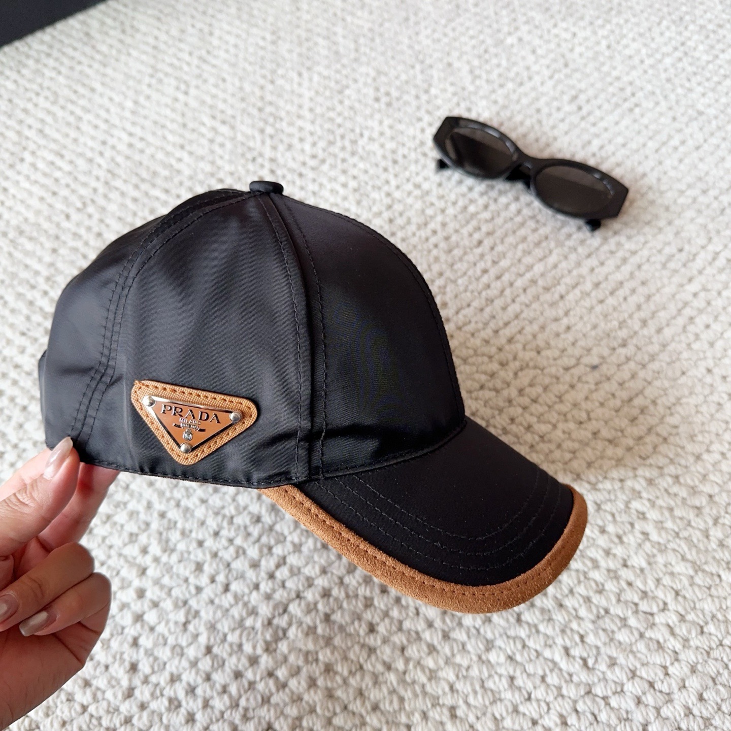 普拉达刺绣字母棒球帽设计感超强，让人耳目一新头型非常好，可以修饰各种头型，实力百搭款