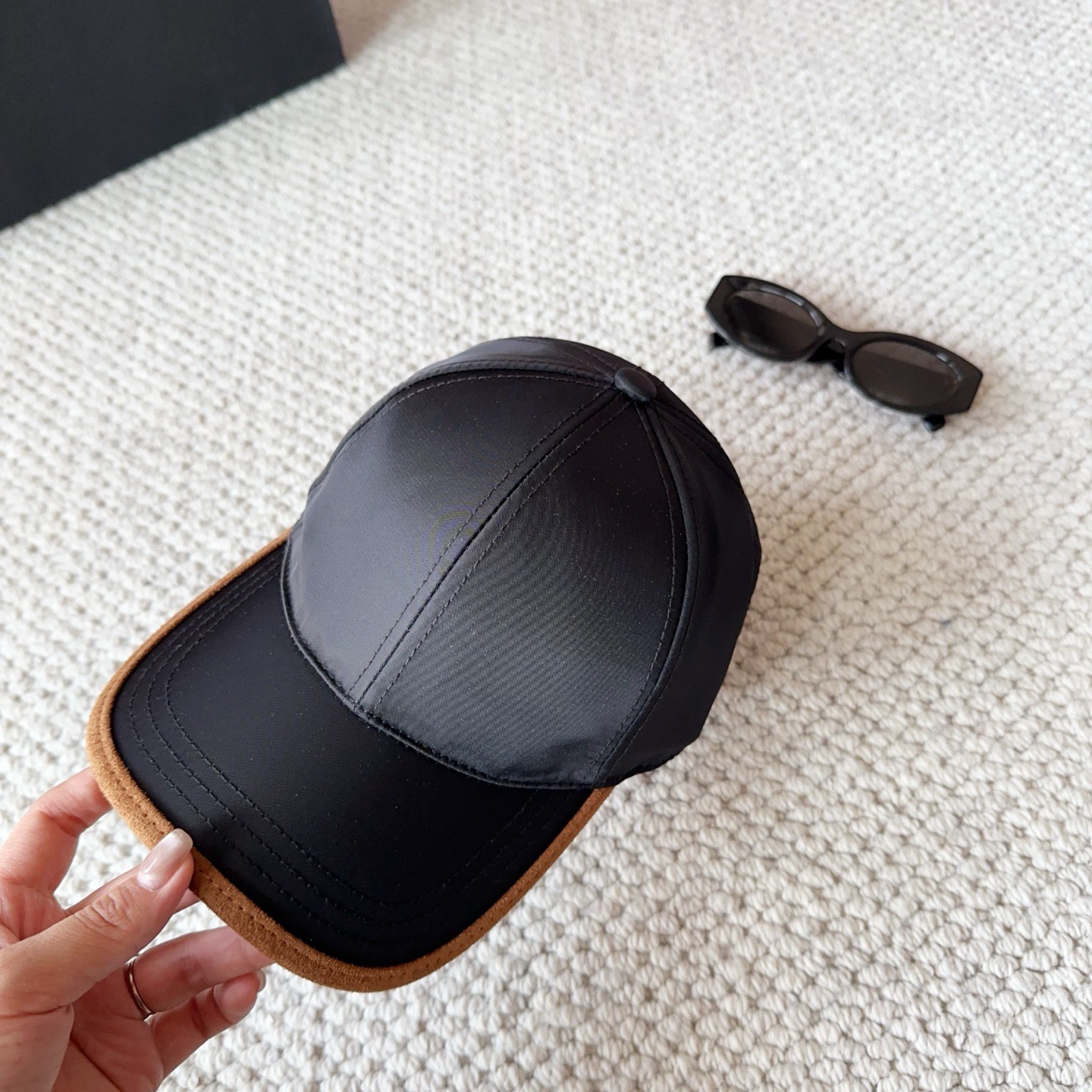 普拉达刺绣字母棒球帽设计感超强，让人耳目一新头型非常好，可以修饰各种头型，实力百搭款