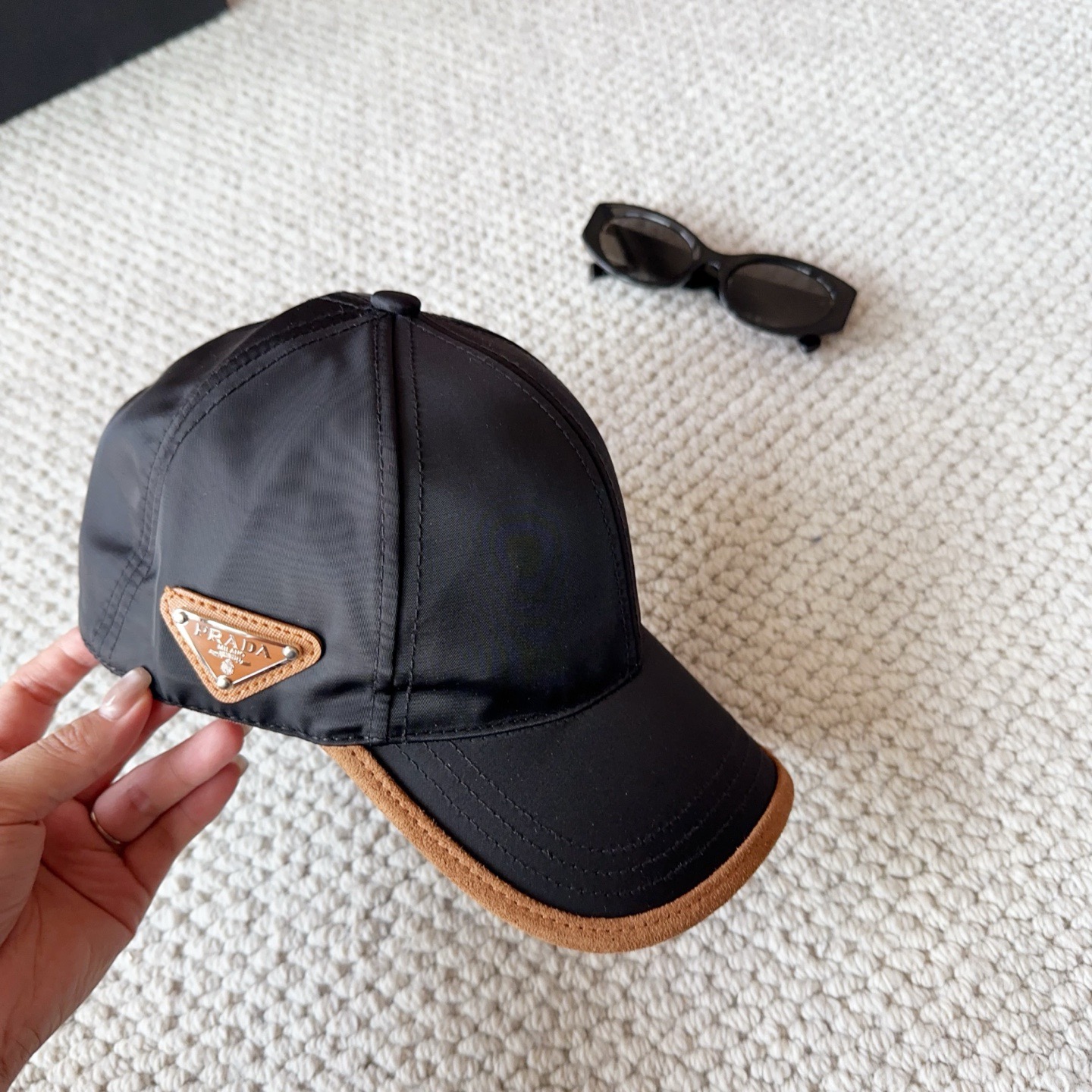 普拉达刺绣字母棒球帽设计感超强，让人耳目一新头型非常好，可以修饰各种头型，实力百搭款
