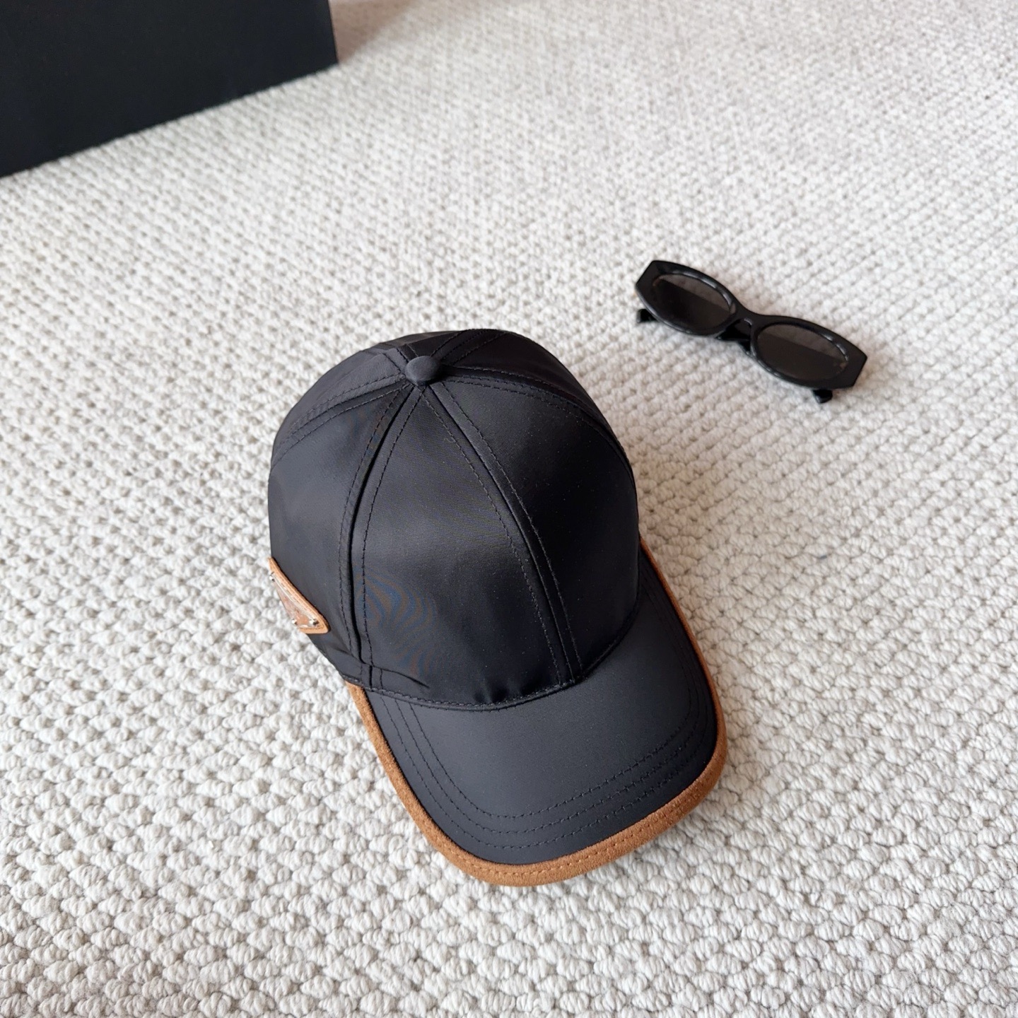 普拉达刺绣字母棒球帽设计感超强，让人耳目一新头型非常好，可以修饰各种头型，实力百搭款