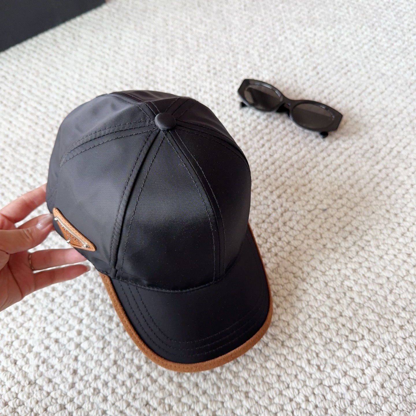 普拉达刺绣字母棒球帽设计感超强，让人耳目一新头型非常好，可以修饰各种头型，实力百搭款