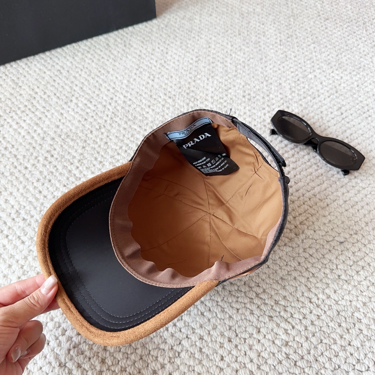 普拉达刺绣字母棒球帽设计感超强，让人耳目一新头型非常好，可以修饰各种头型，实力百搭款