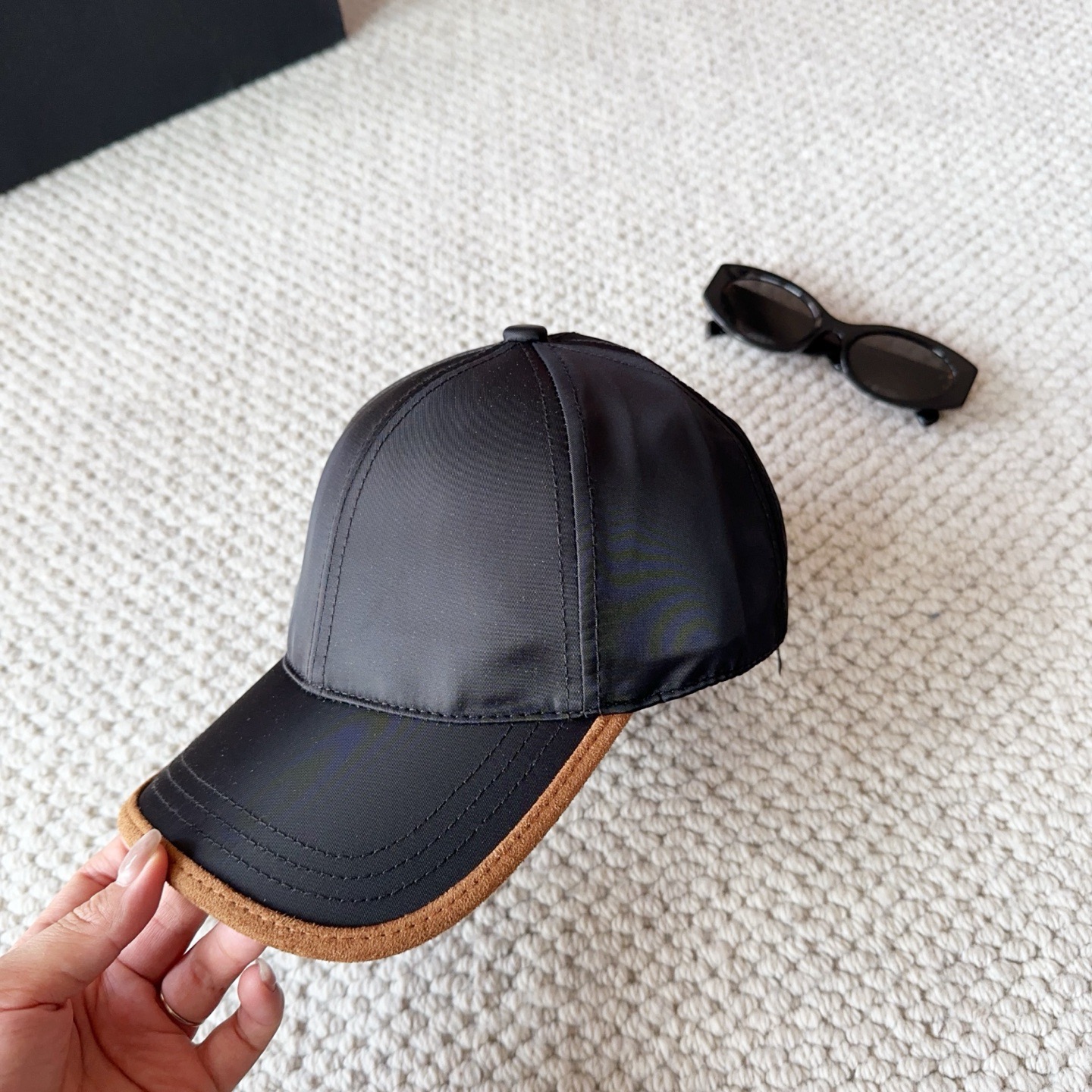 普拉达刺绣字母棒球帽设计感超强，让人耳目一新头型非常好，可以修饰各种头型，实力百搭款