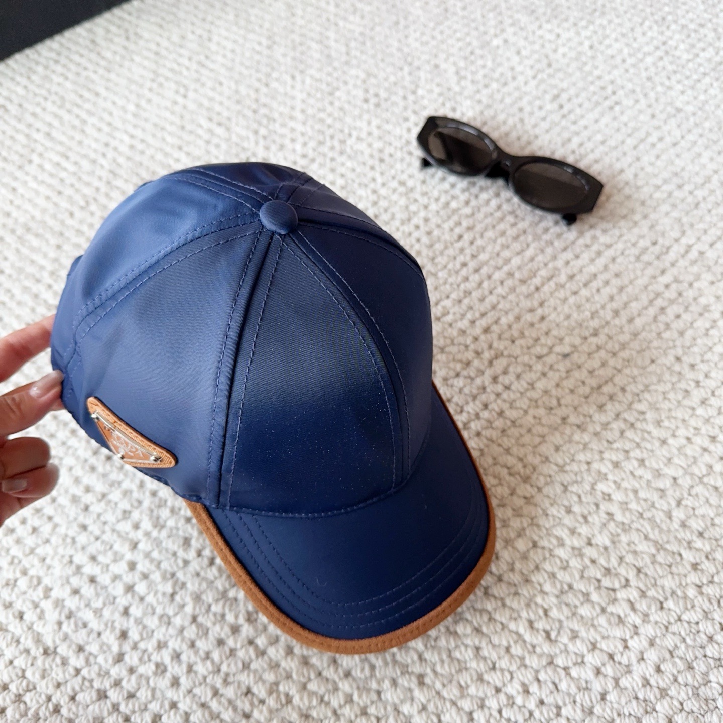 普拉达刺绣字母棒球帽设计感超强，让人耳目一新头型非常好，可以修饰各种头型，实力百搭款