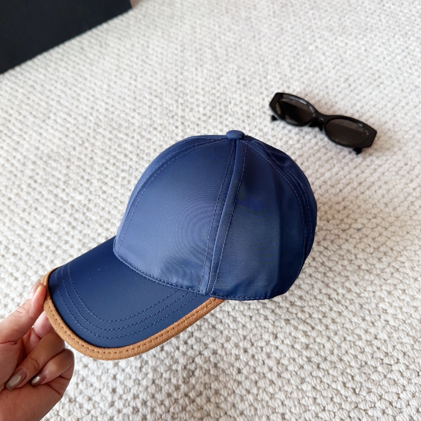 普拉达刺绣字母棒球帽设计感超强，让人耳目一新头型非常好，可以修饰各种头型，实力百搭款