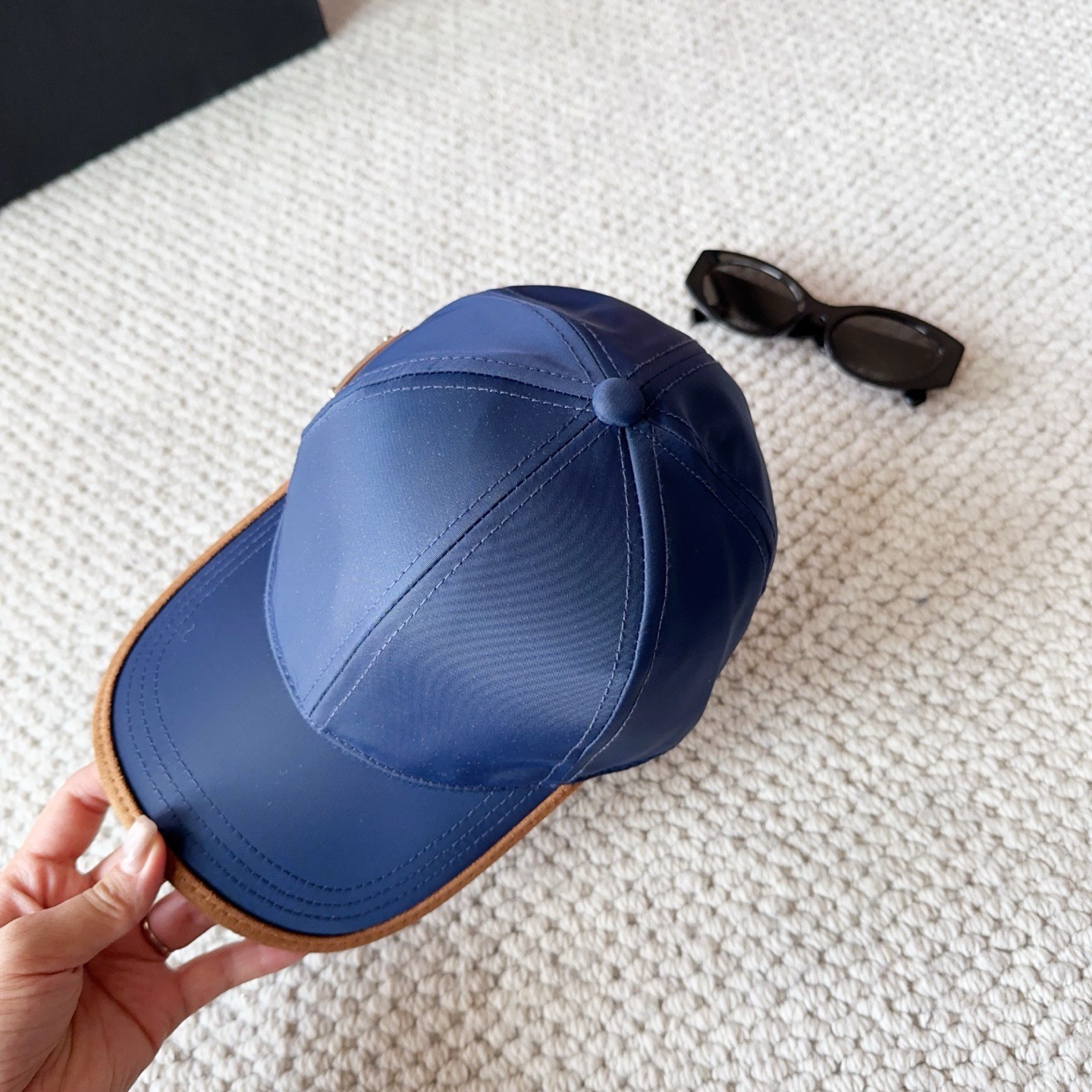 普拉达刺绣字母棒球帽设计感超强，让人耳目一新头型非常好，可以修饰各种头型，实力百搭款