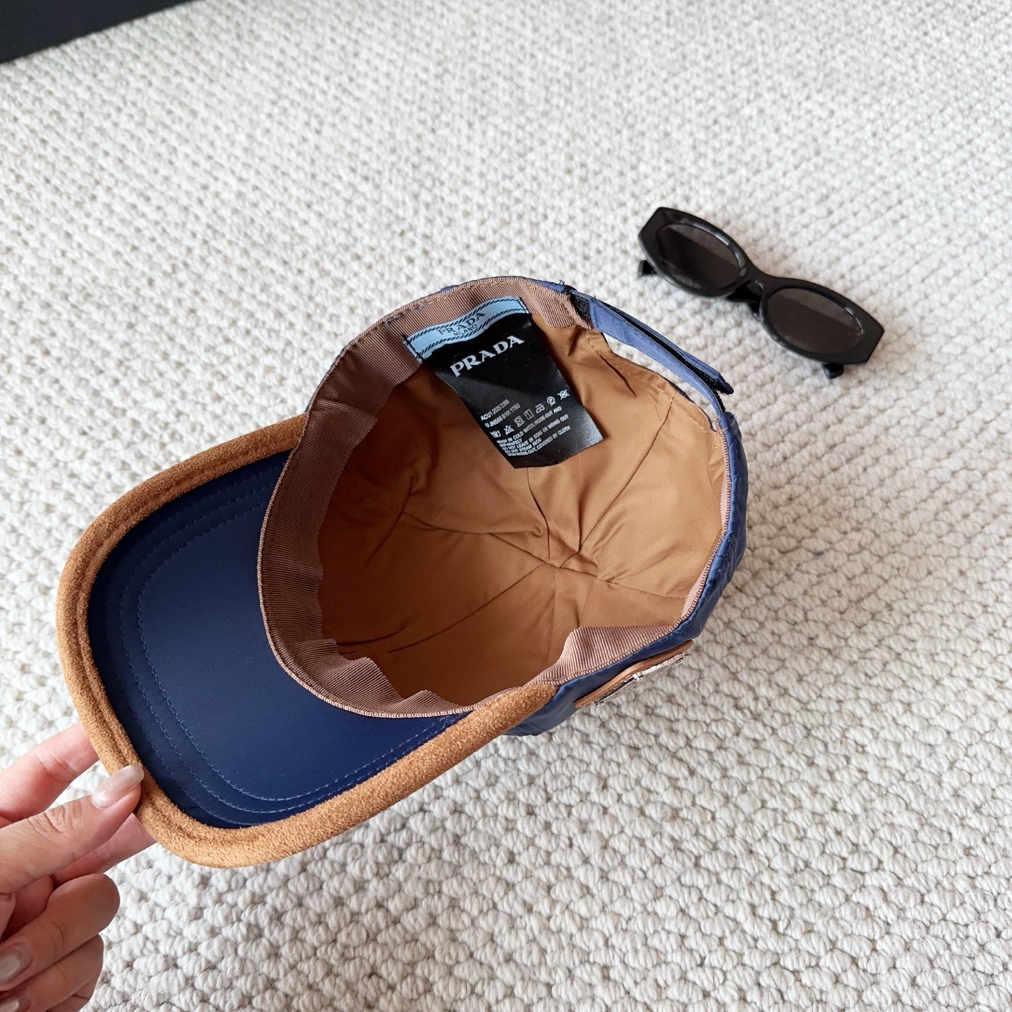 普拉达刺绣字母棒球帽设计感超强，让人耳目一新头型非常好，可以修饰各种头型，实力百搭款