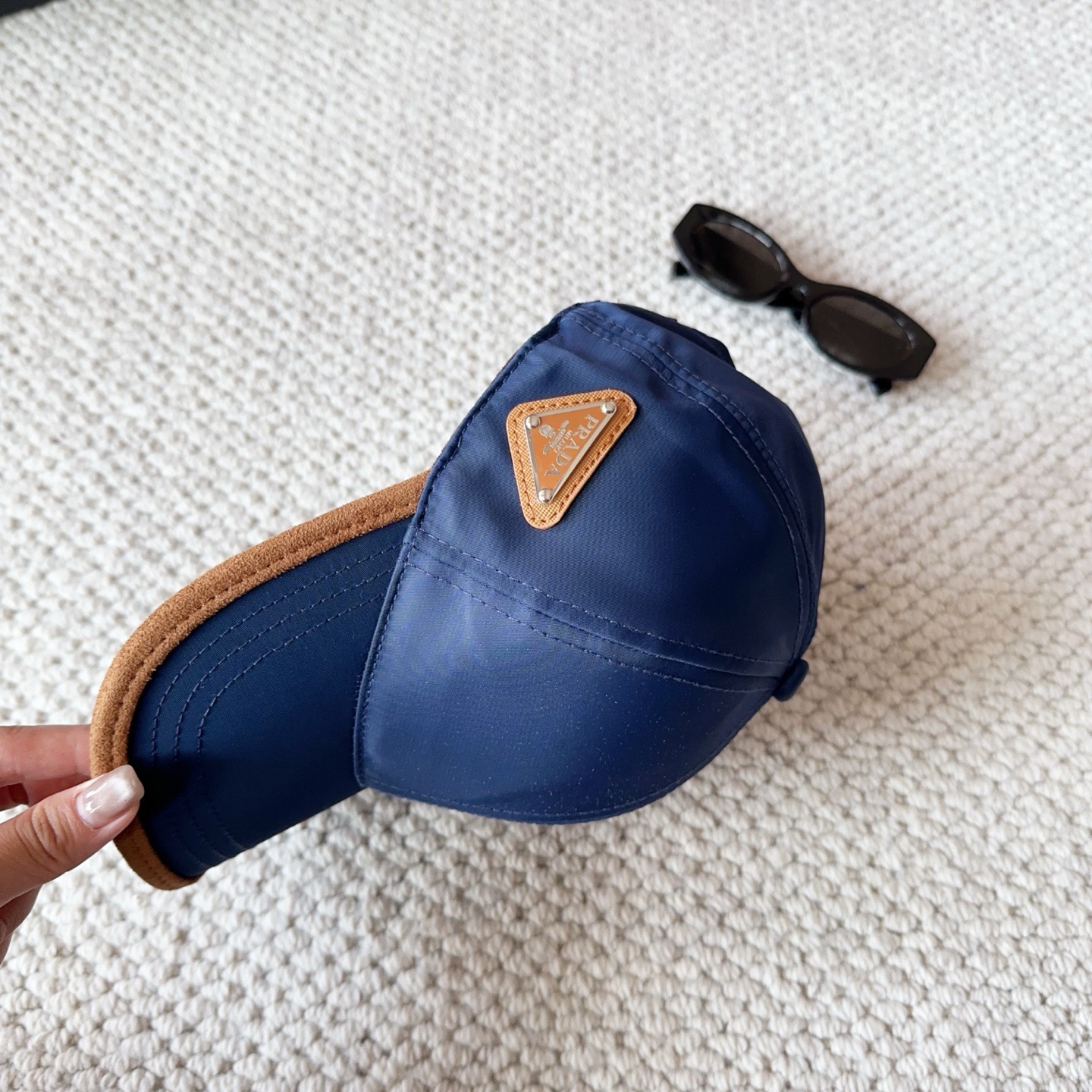 普拉达刺绣字母棒球帽设计感超强，让人耳目一新头型非常好，可以修饰各种头型，实力百搭款