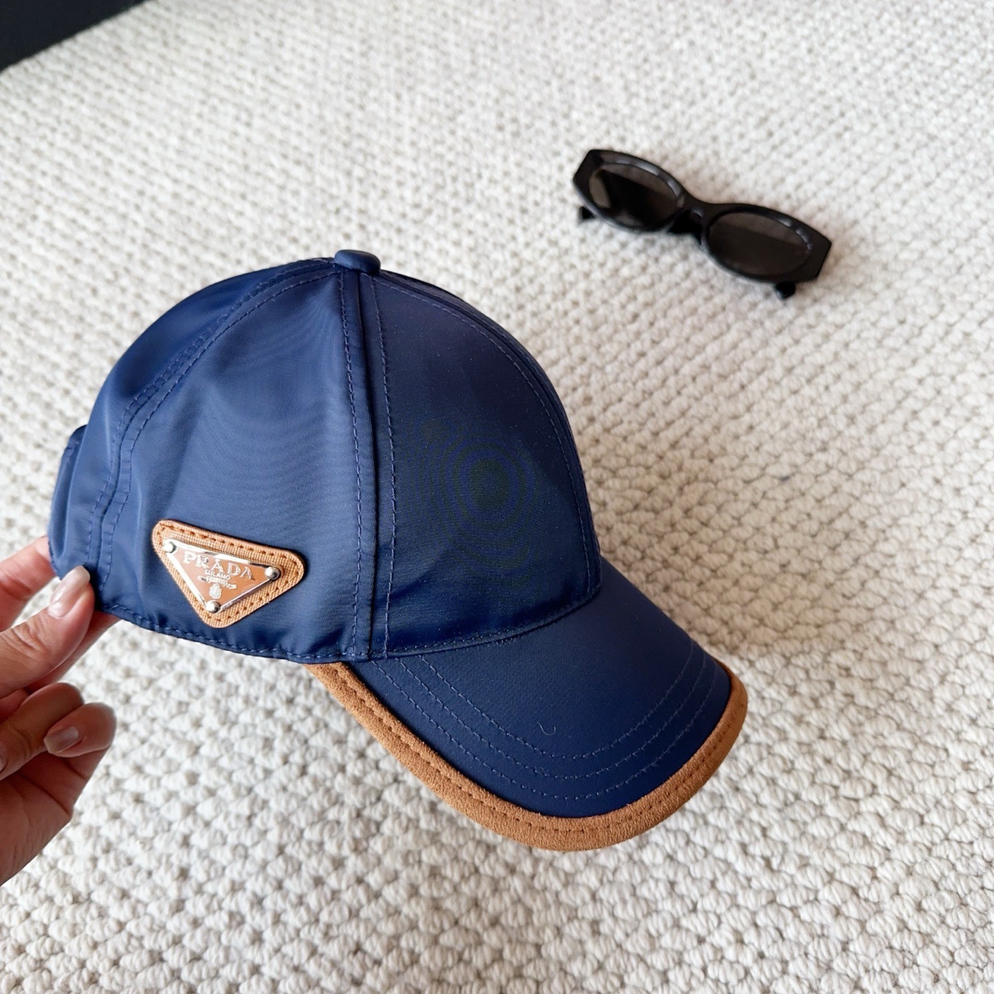 普拉达刺绣字母棒球帽设计感超强，让人耳目一新头型非常好，可以修饰各种头型，实力百搭款