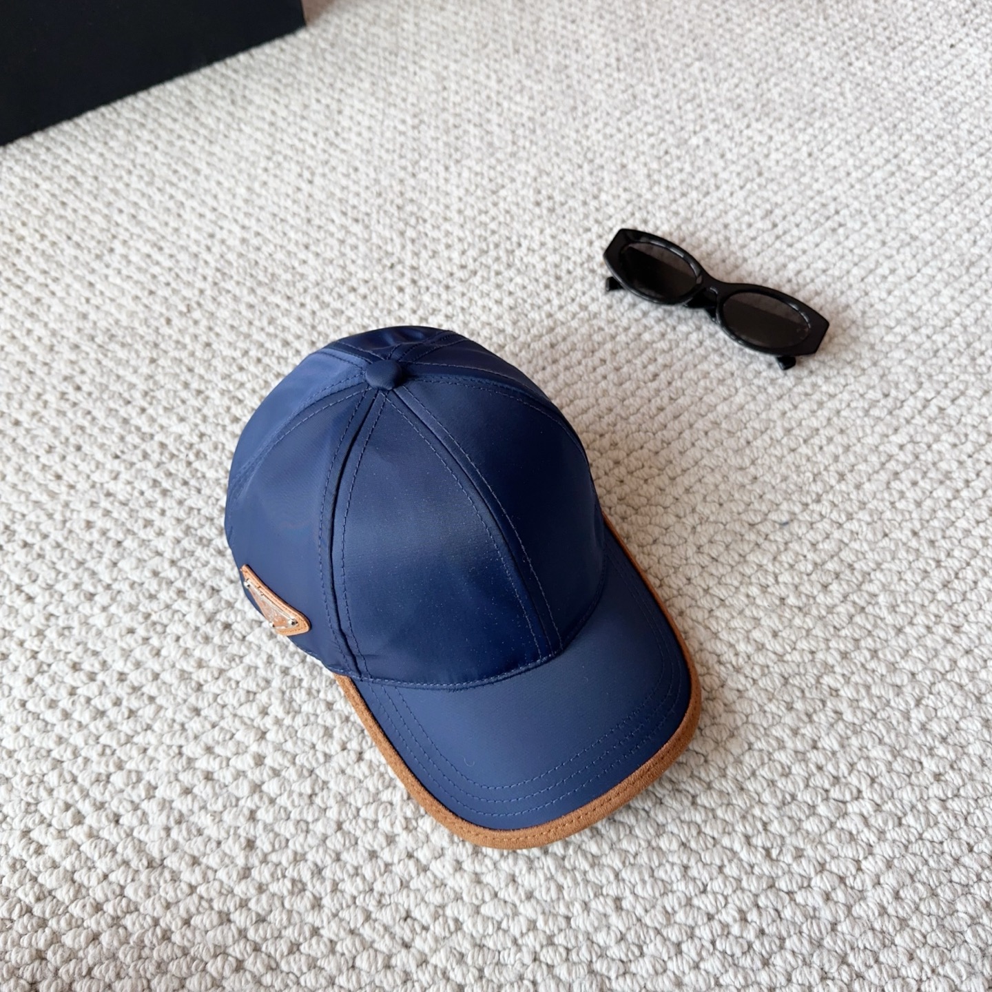 普拉达刺绣字母棒球帽设计感超强，让人耳目一新头型非常好，可以修饰各种头型，实力百搭款