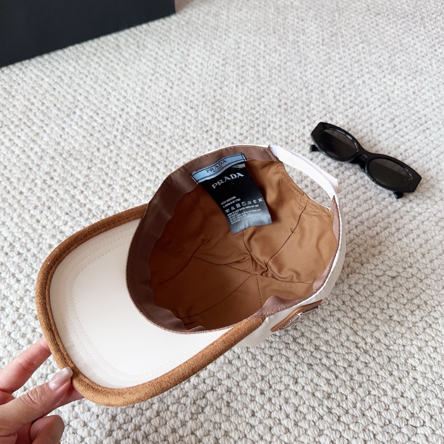 普拉达刺绣字母棒球帽设计感超强，让人耳目一新头型非常好，可以修饰各种头型，实力百搭款