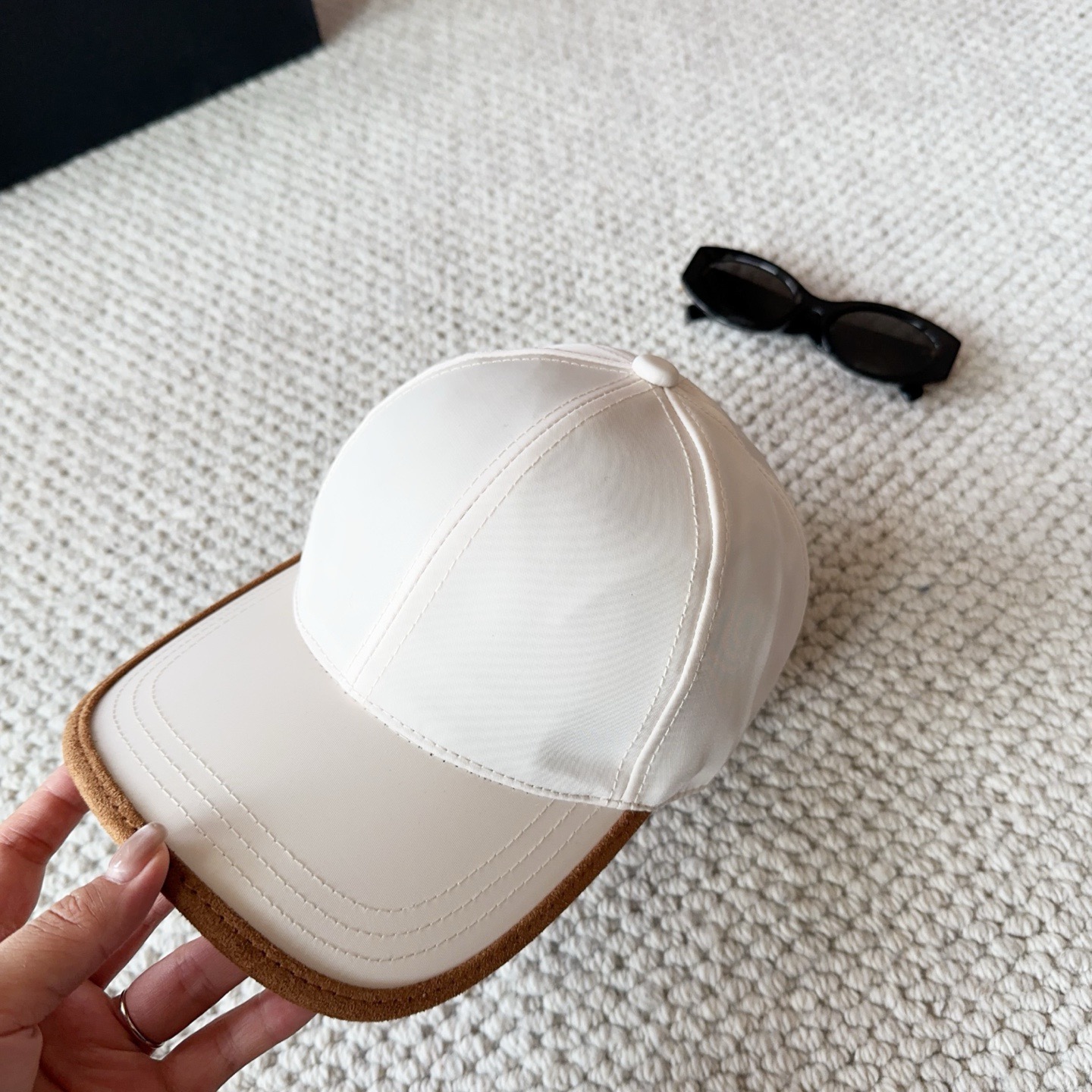 普拉达刺绣字母棒球帽设计感超强，让人耳目一新头型非常好，可以修饰各种头型，实力百搭款