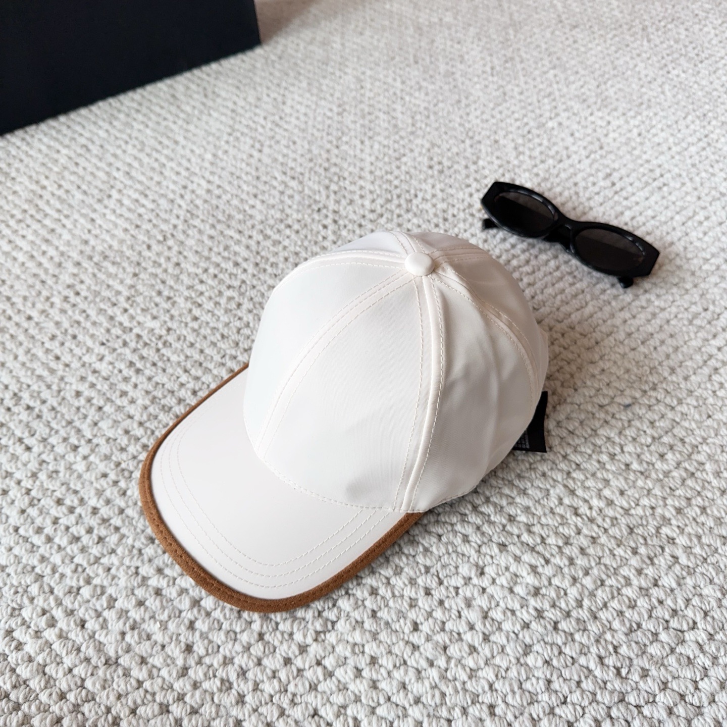 普拉达刺绣字母棒球帽设计感超强，让人耳目一新头型非常好，可以修饰各种头型，实力百搭款