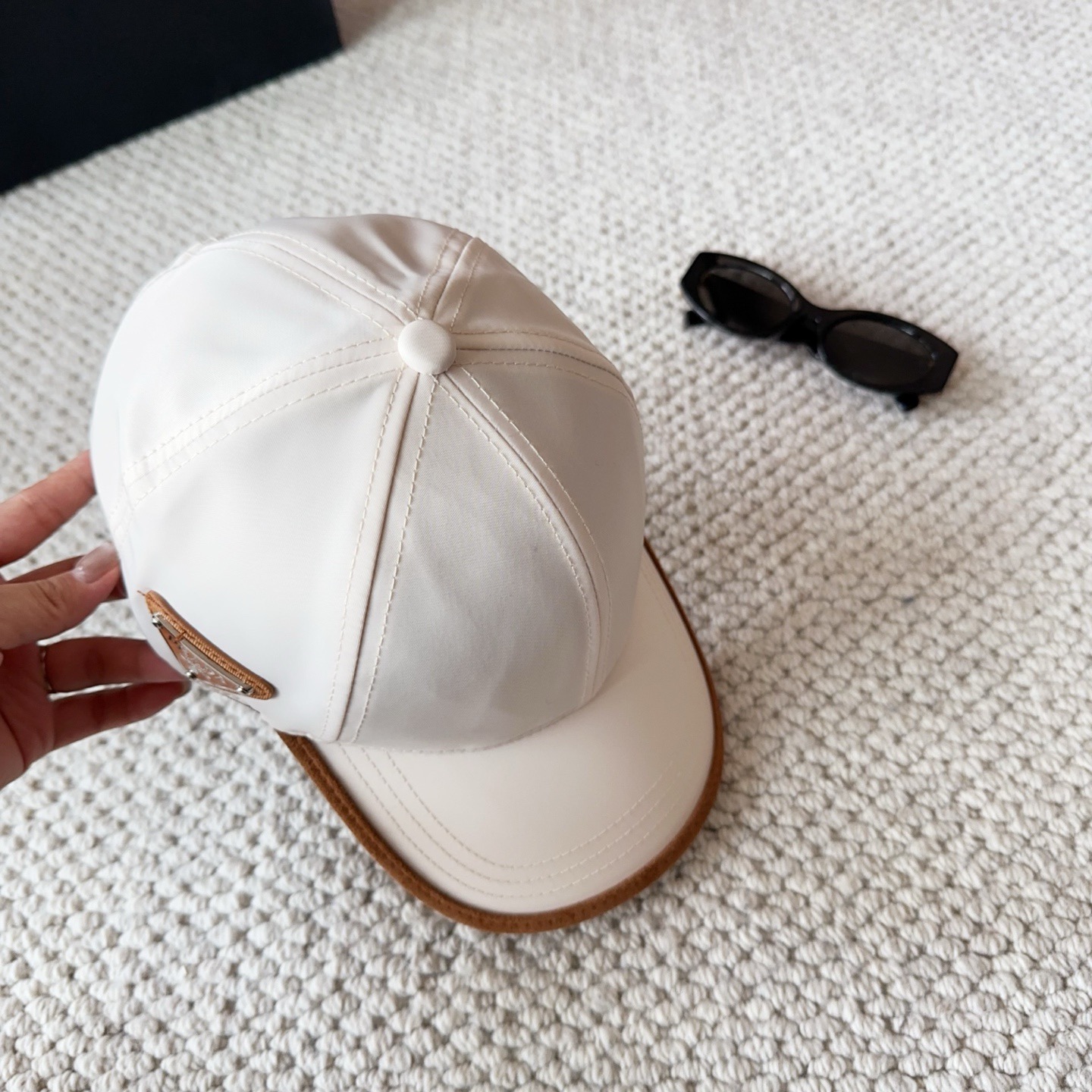 普拉达刺绣字母棒球帽设计感超强，让人耳目一新头型非常好，可以修饰各种头型，实力百搭款