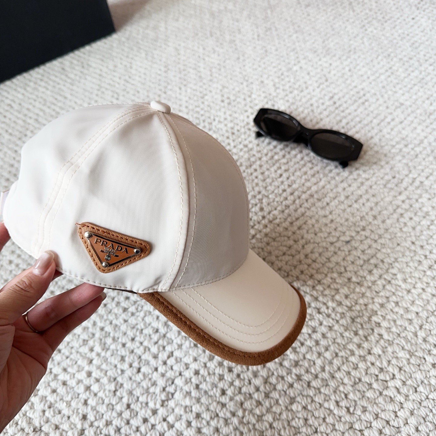 普拉达刺绣字母棒球帽设计感超强，让人耳目一新头型非常好，可以修饰各种头型，实力百搭款