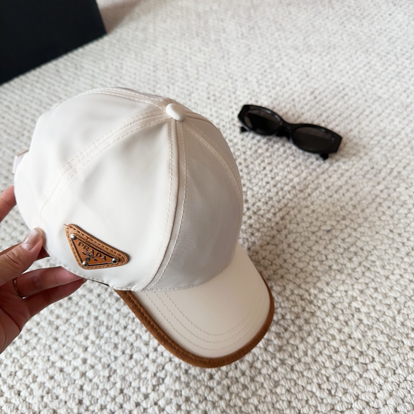 普拉达刺绣字母棒球帽设计感超强，让人耳目一新头型非常好，可以修饰各种头型，实力百搭款
