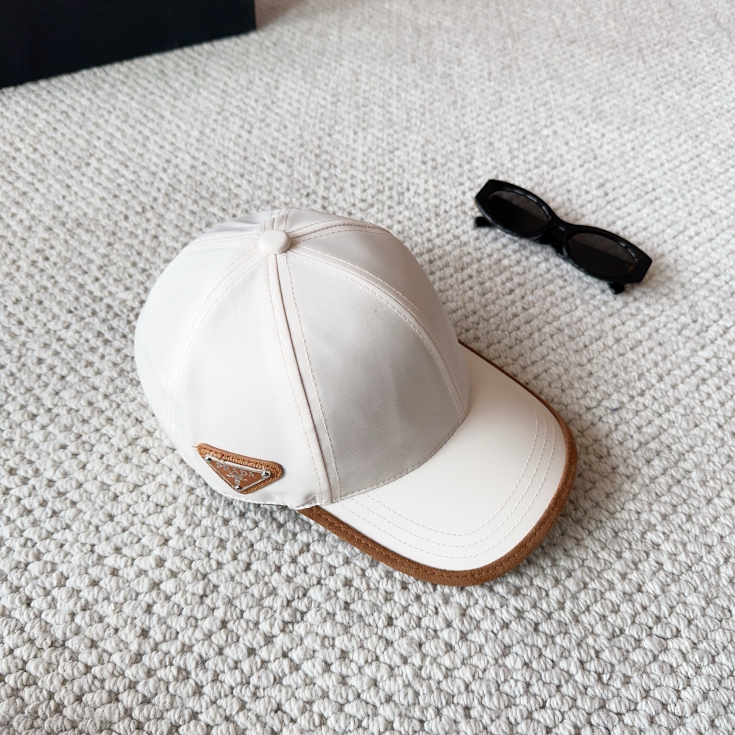 普拉达刺绣字母棒球帽设计感超强，让人耳目一新头型非常好，可以修饰各种头型，实力百搭款