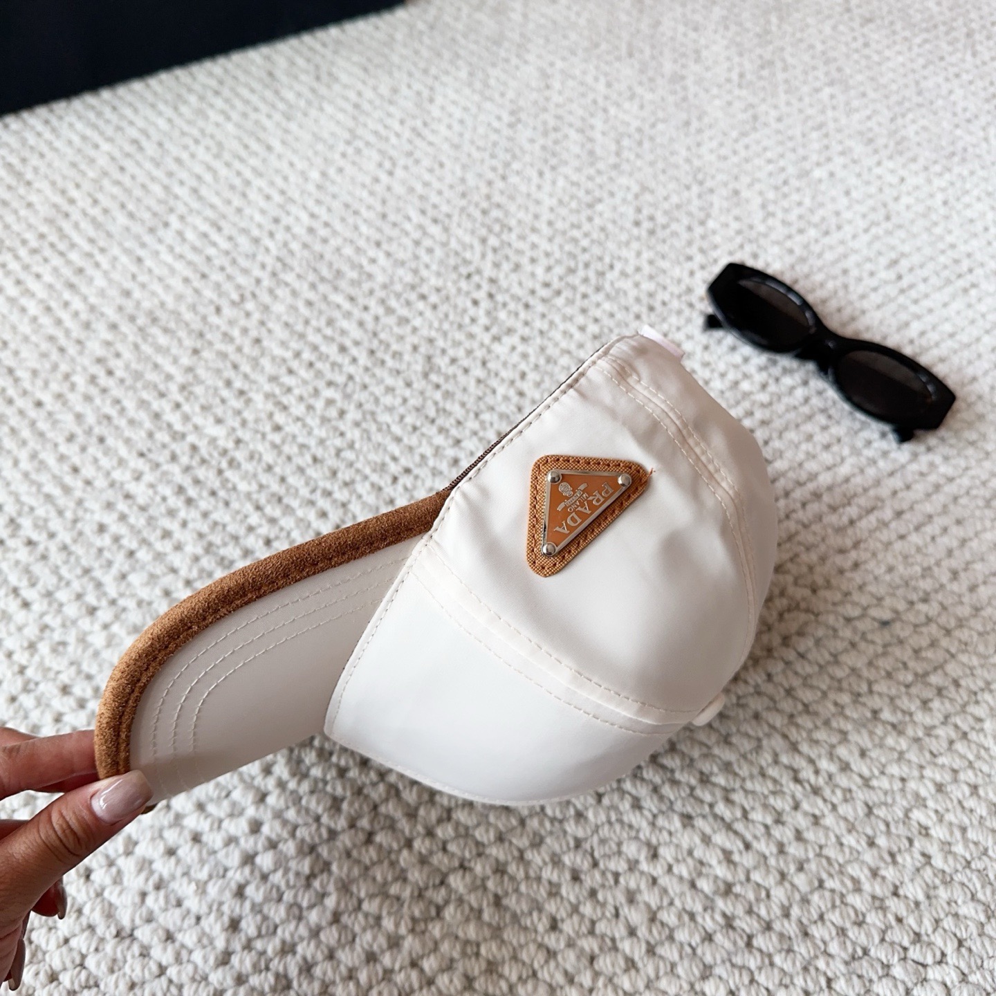 普拉达刺绣字母棒球帽设计感超强，让人耳目一新头型非常好，可以修饰各种头型，实力百搭款